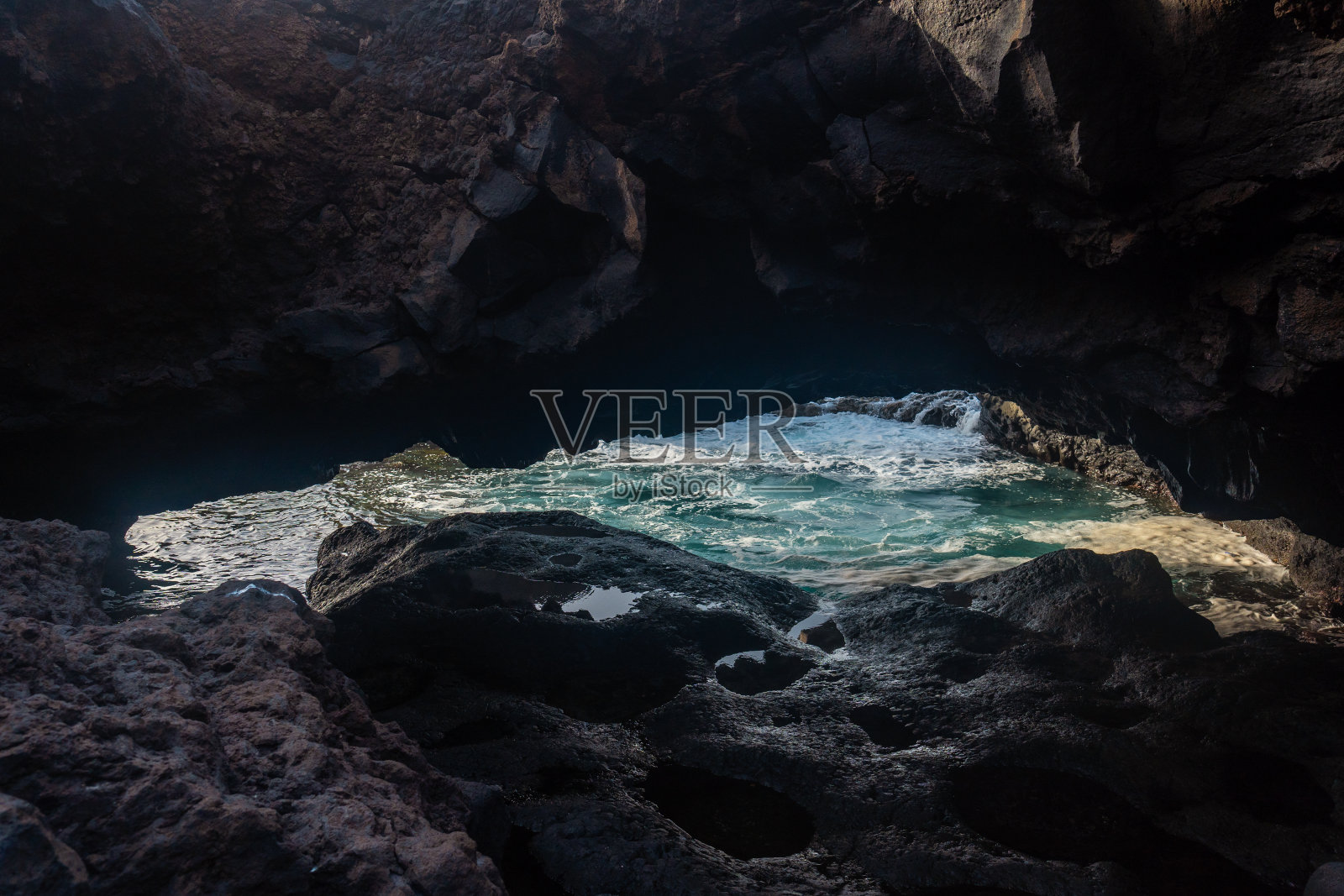 耶罗岛的日落。加那利群岛，拱形的火山岩在查尔科阿苏尔的天然池照片摄影图片