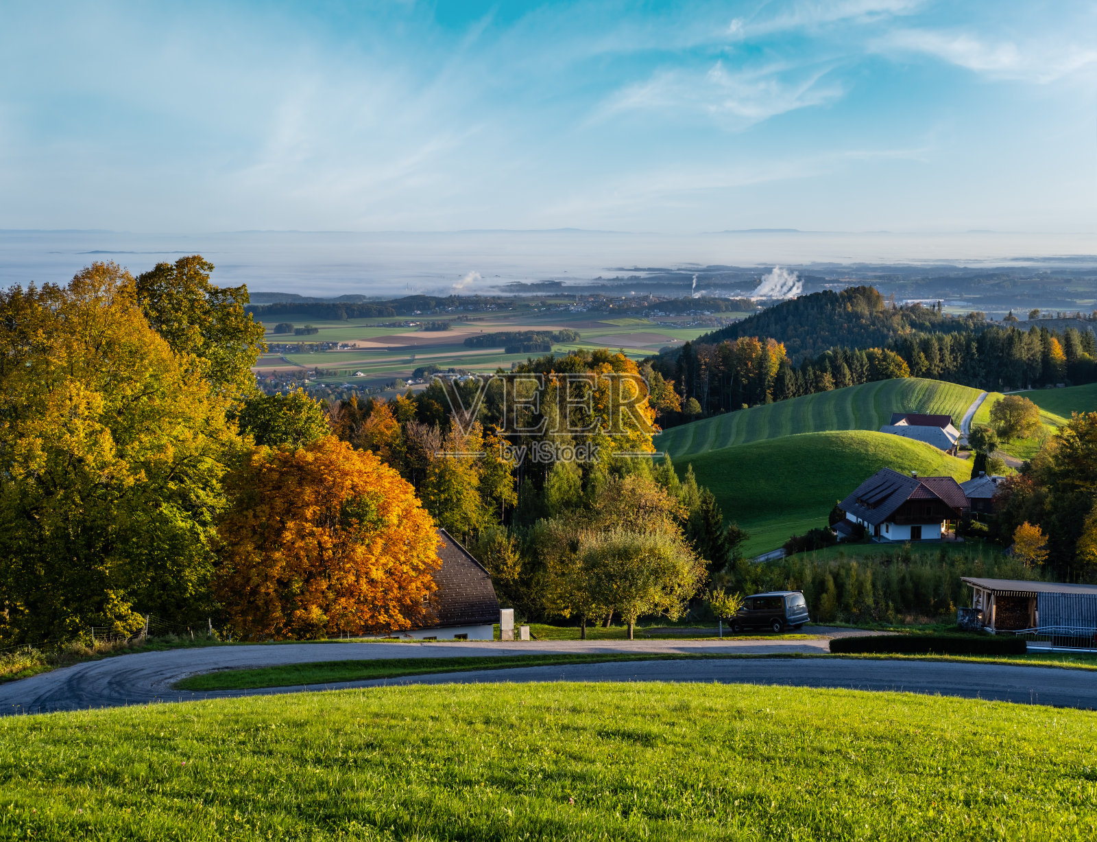 宁静的秋日阳光明媚的早晨，在遥远的奥地利，从蒙德纳堡看到雾气弥漫的乡村景色。照片摄影图片