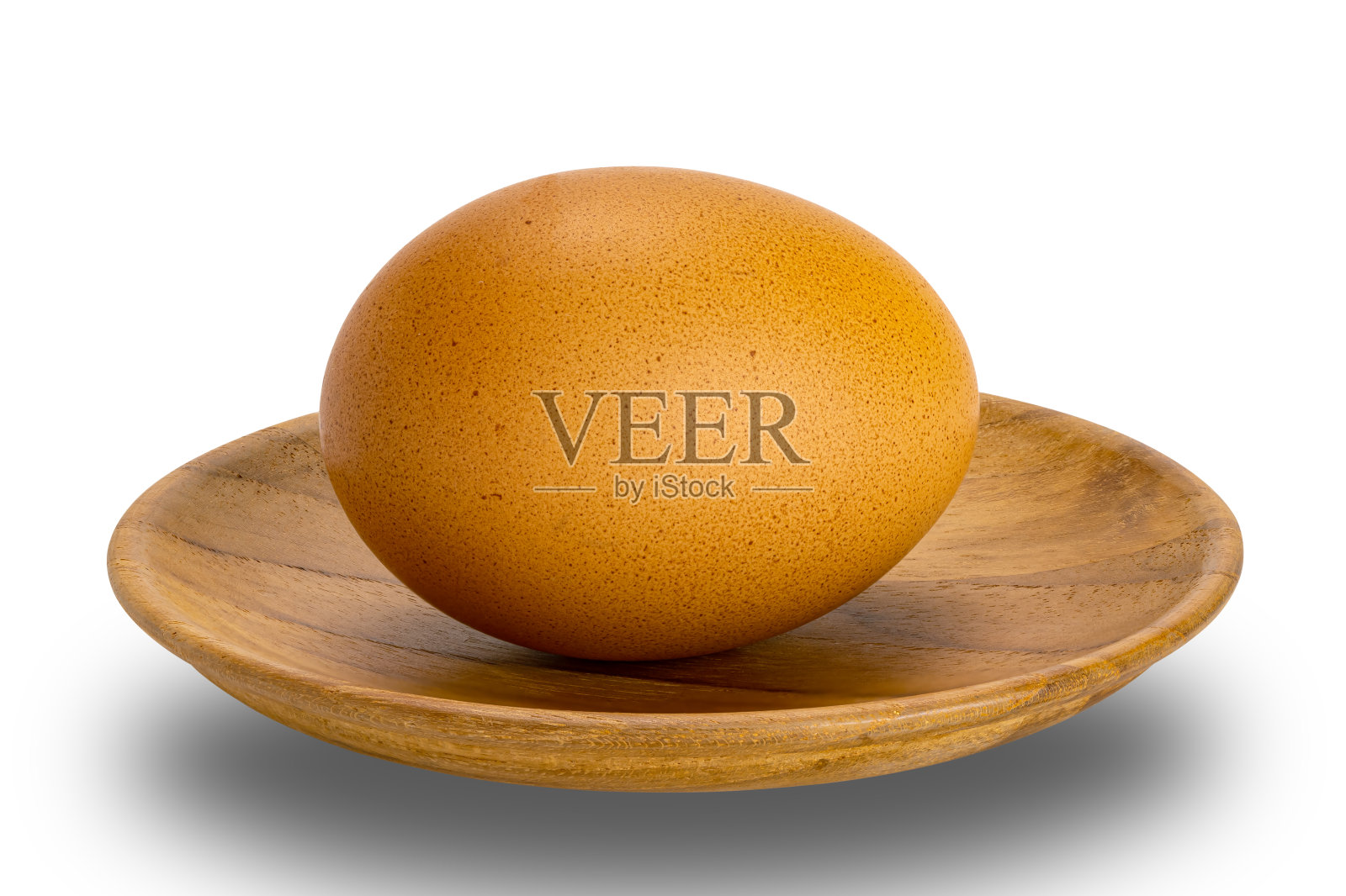 单个生鸡蛋在木制盘子里，孤立在白色背景上。照片摄影图片