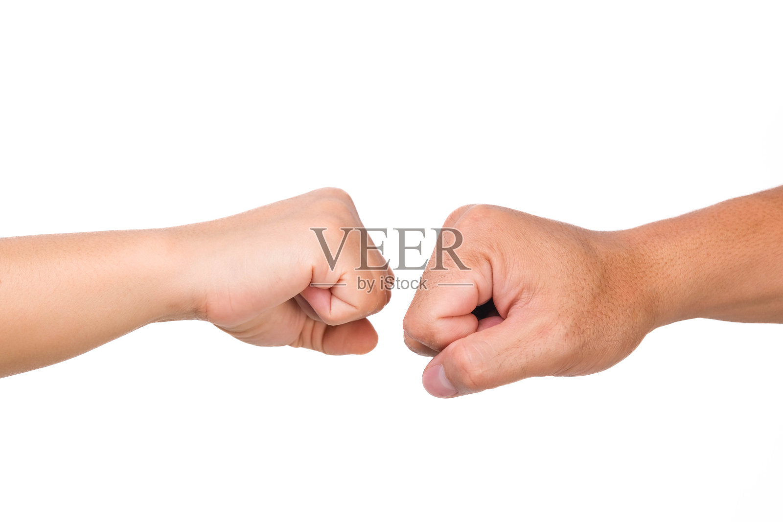 白色背景上，男性和女性的手互相碰拳。团队合作的商业理念与合作伙伴的信任。照片摄影图片