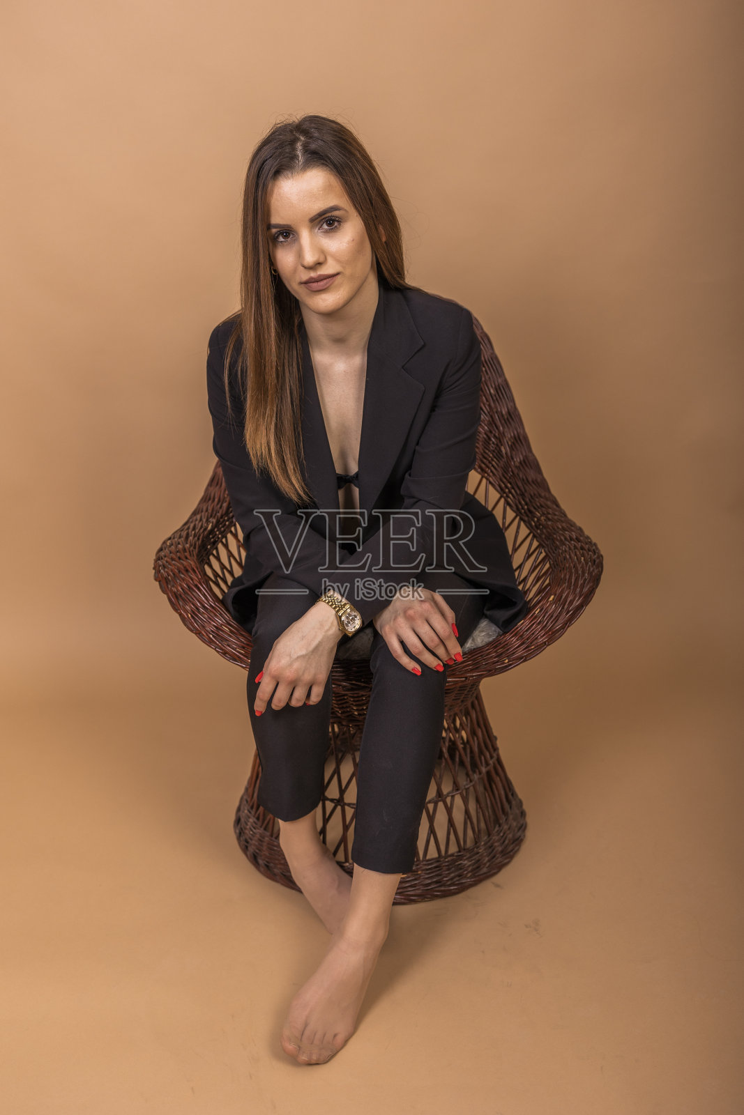 摄影棚里西装革履的女摄影师照片摄影图片