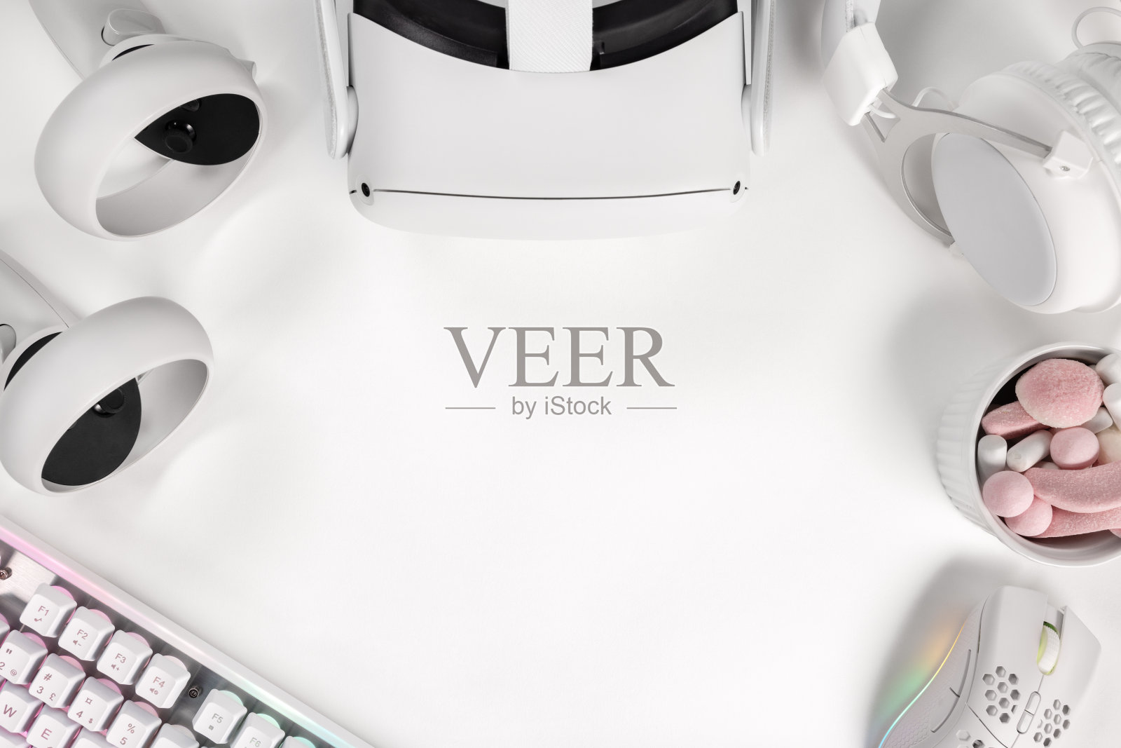 带有VR头显和控制器的现代白色游戏桌的俯视图照片摄影图片