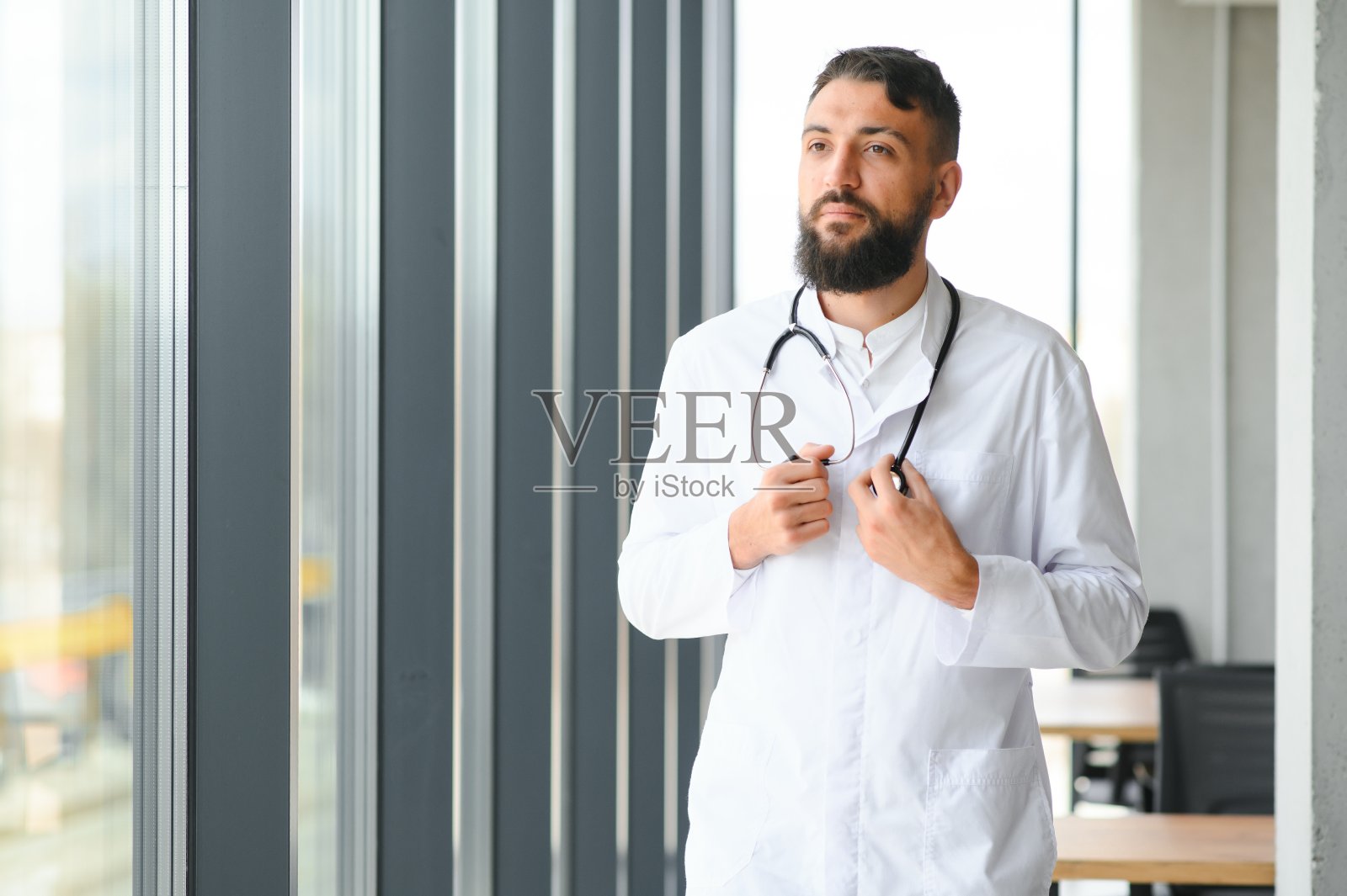 诊所里年轻的阿拉伯医生肖像照片摄影图片