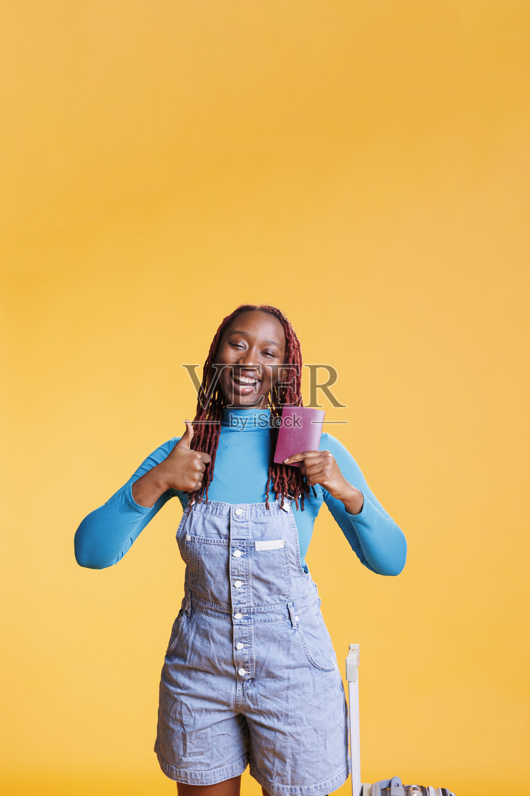 女游客竖起大拇指照片摄影图片
