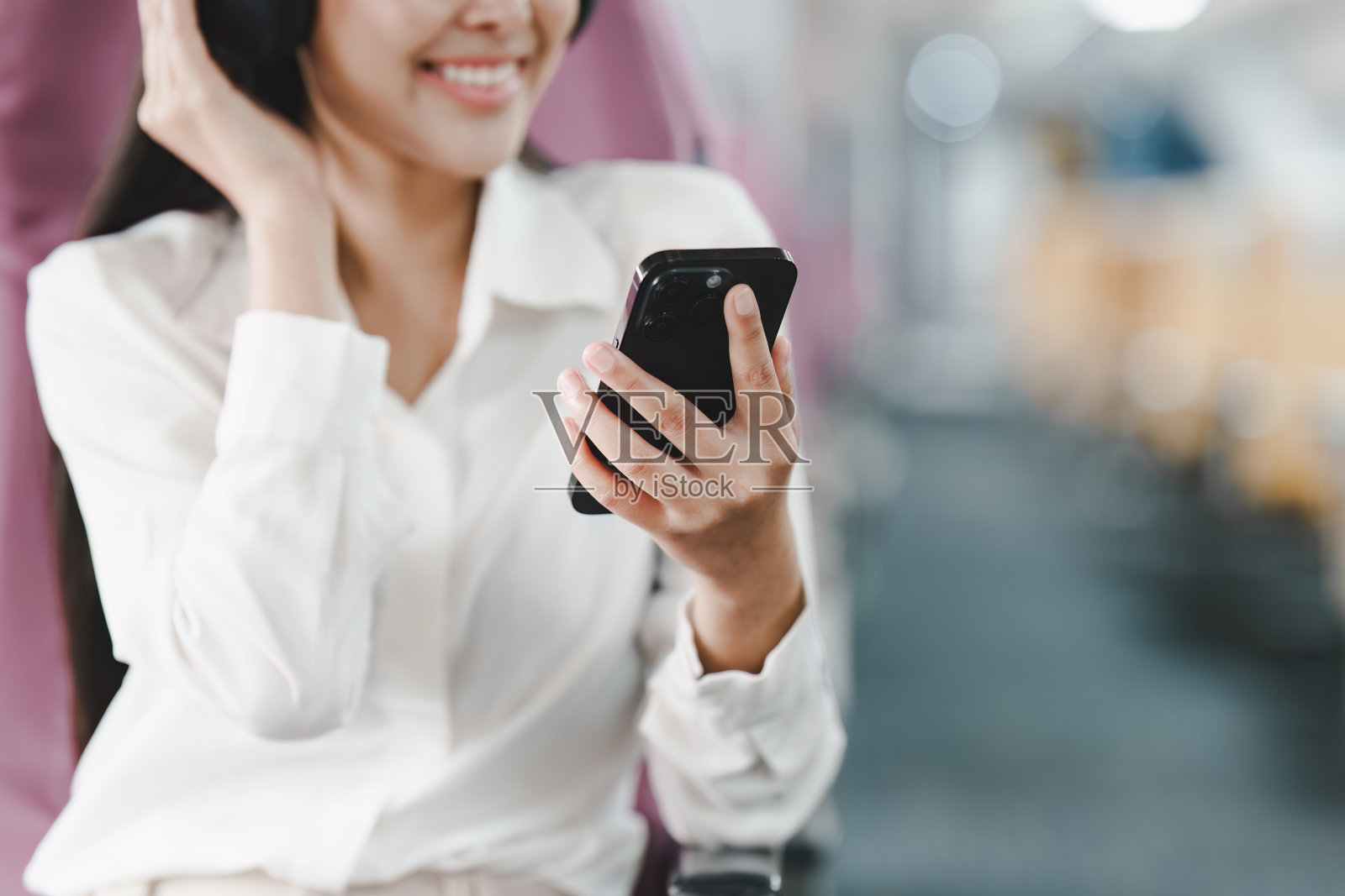 美丽的亚洲女商人在飞机上用手机听音乐。工作、旅游、创业理念照片摄影图片