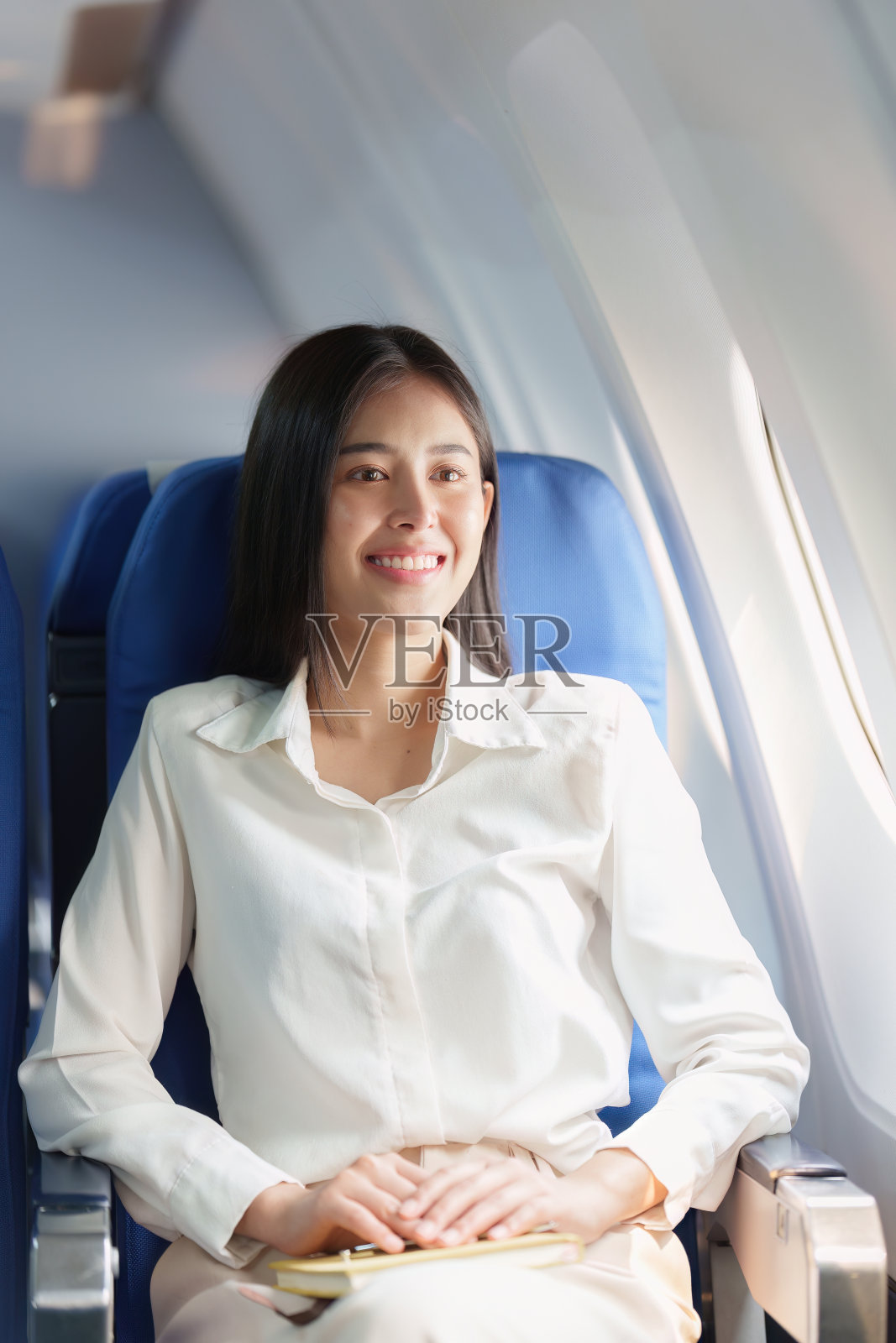 美丽的亚洲女商人在豪华航班上开心而微笑。工作、旅游、创业理念照片摄影图片