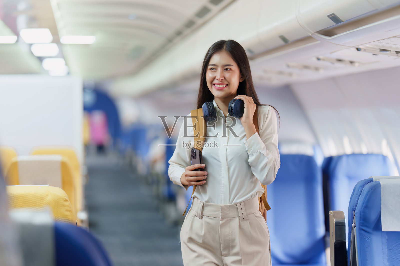 当飞机着陆时，美丽的亚洲旅行者背着背包。旅行，飞机概念照片摄影图片