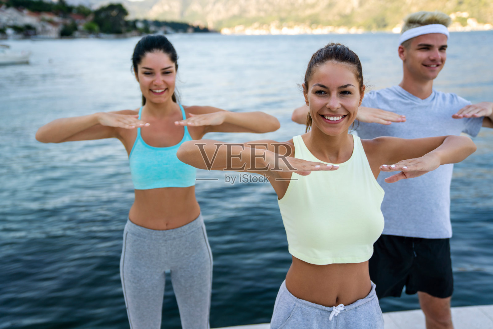 一群快乐健康的健身朋友一起在户外锻炼。体育人概念照片摄影图片