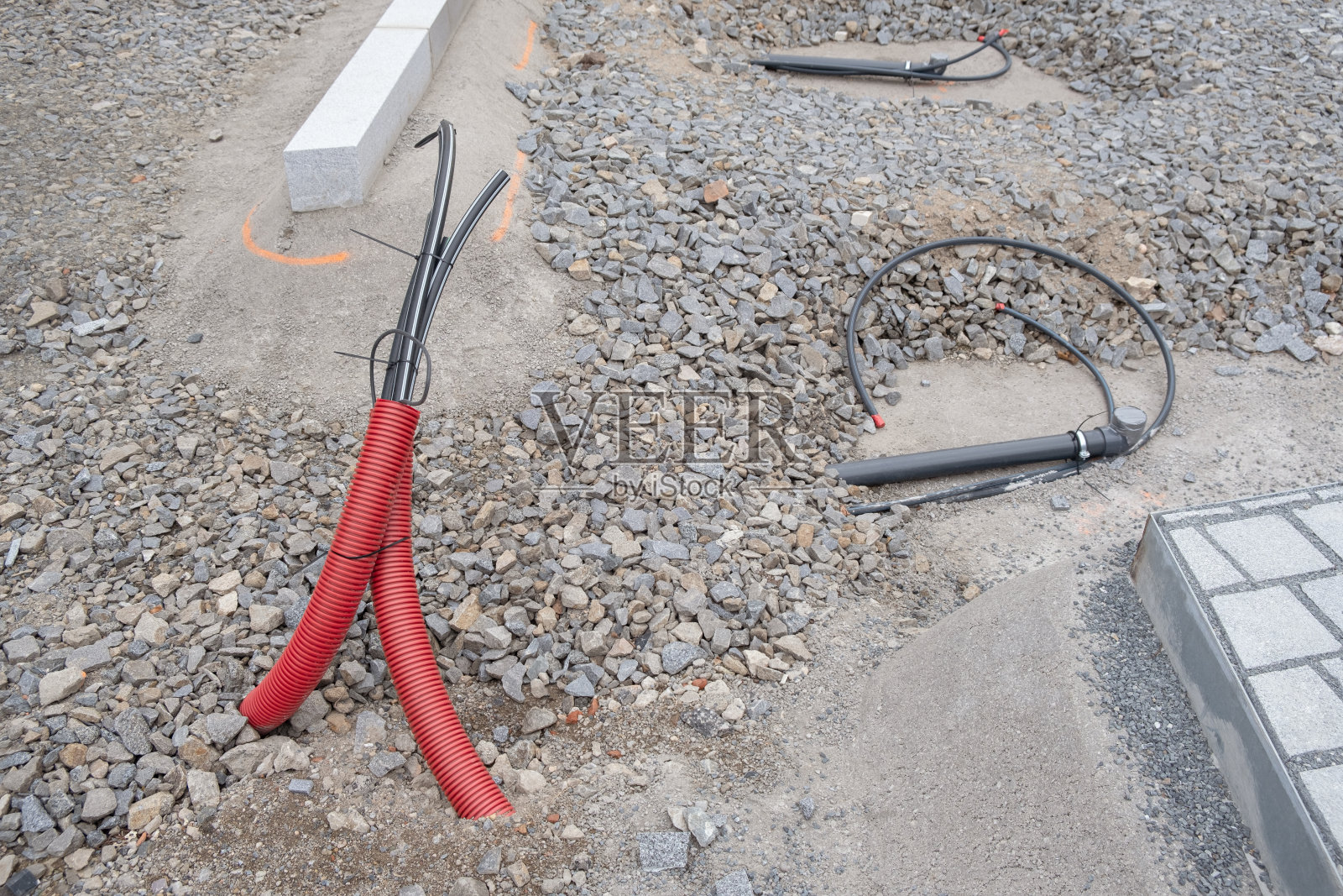 施工现场水管及污水系统的管道安装。欧洲的建筑材料。照片摄影图片