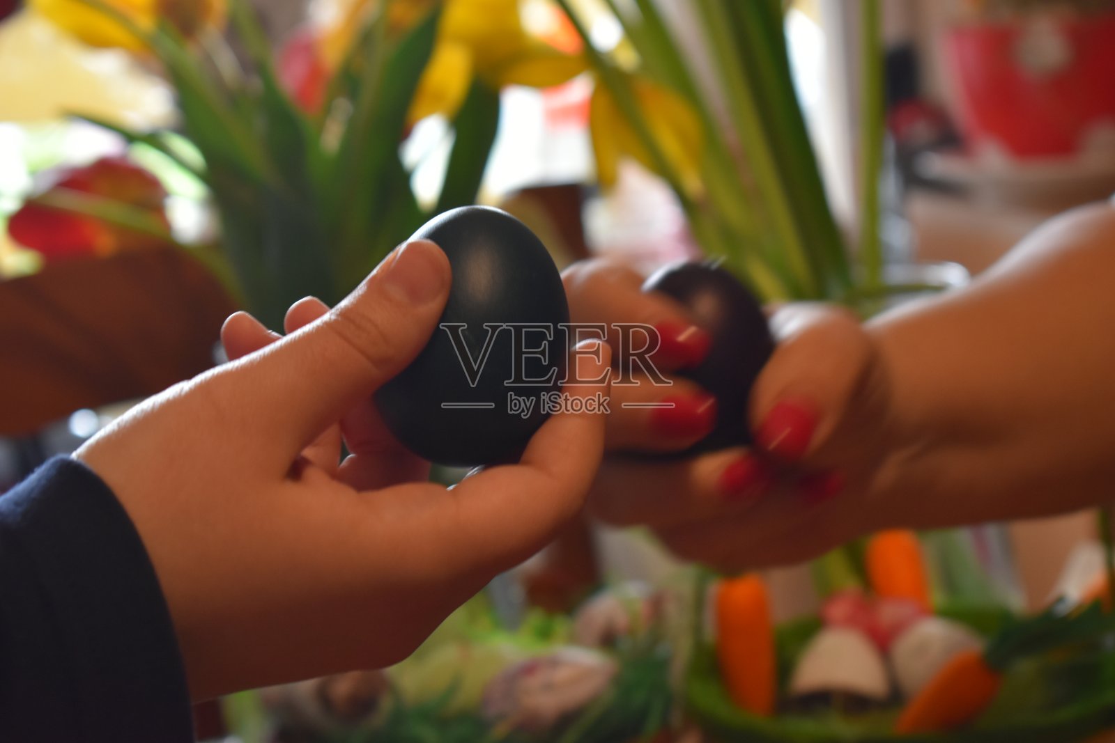 一家人为复活节打蛋照片摄影图片