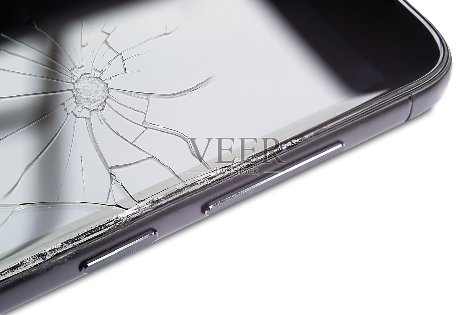 一个智能手机的特写，显示屏坏了，孤立在白色的背景上照片摄影图片