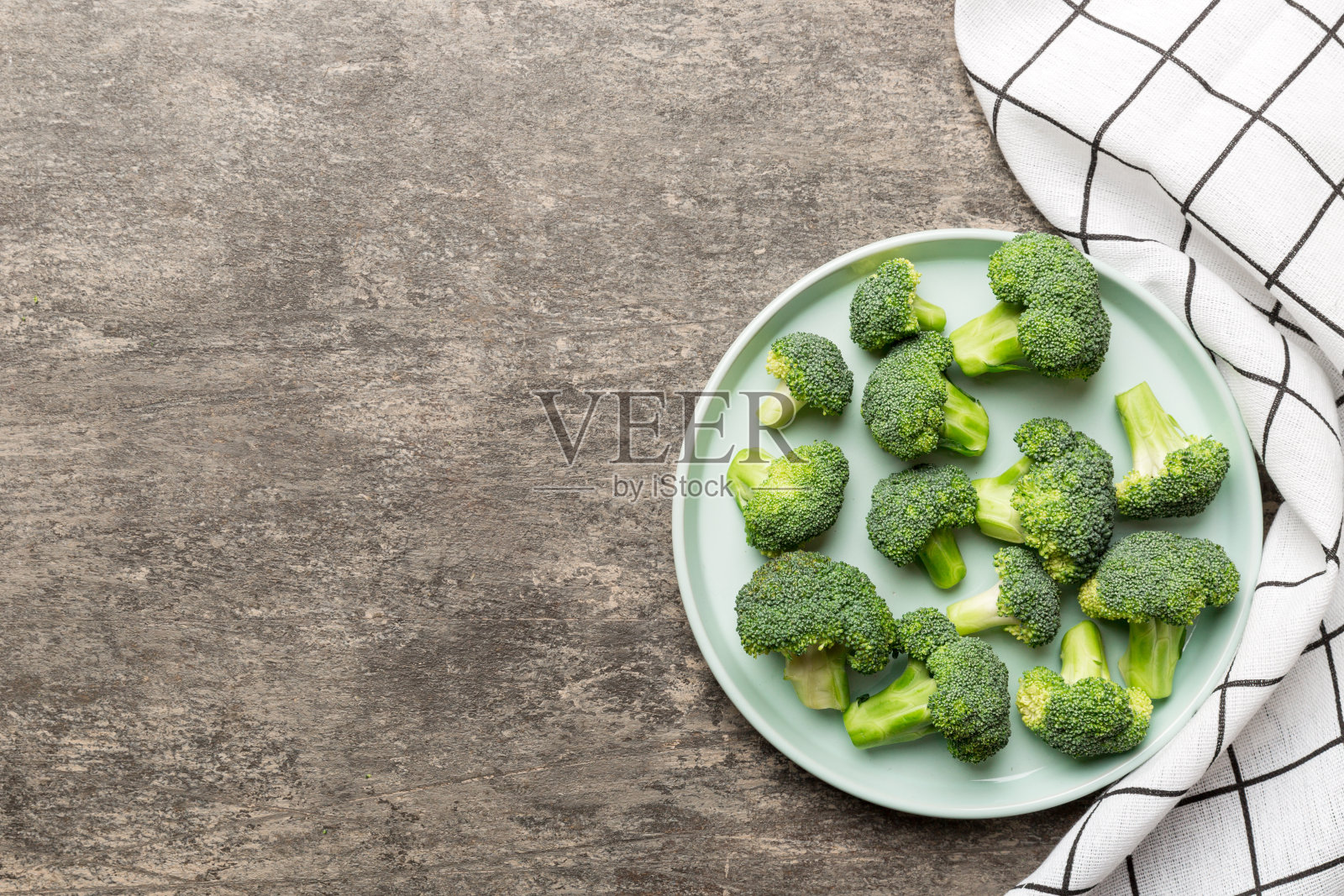 花椰菜，新鲜的绿色花椰菜放在碗里，背景是彩色的。，近距离。新鲜蔬菜照片摄影图片