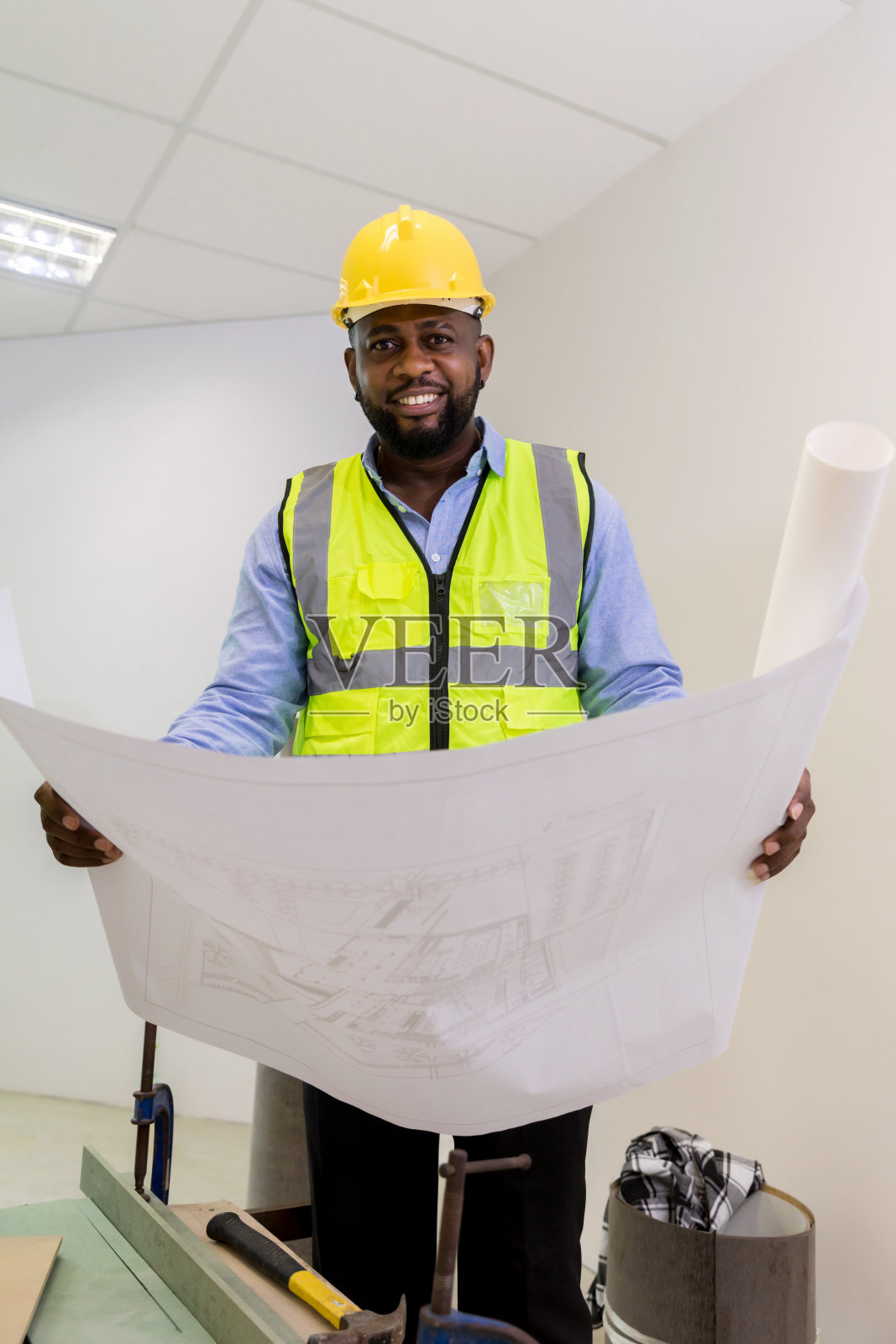 与工程师一起在施工现场起草建筑图纸。工程师在现场工作。工程师拜访并检查现场工程师。督察工程师在现场检查和工作。照片摄影图片