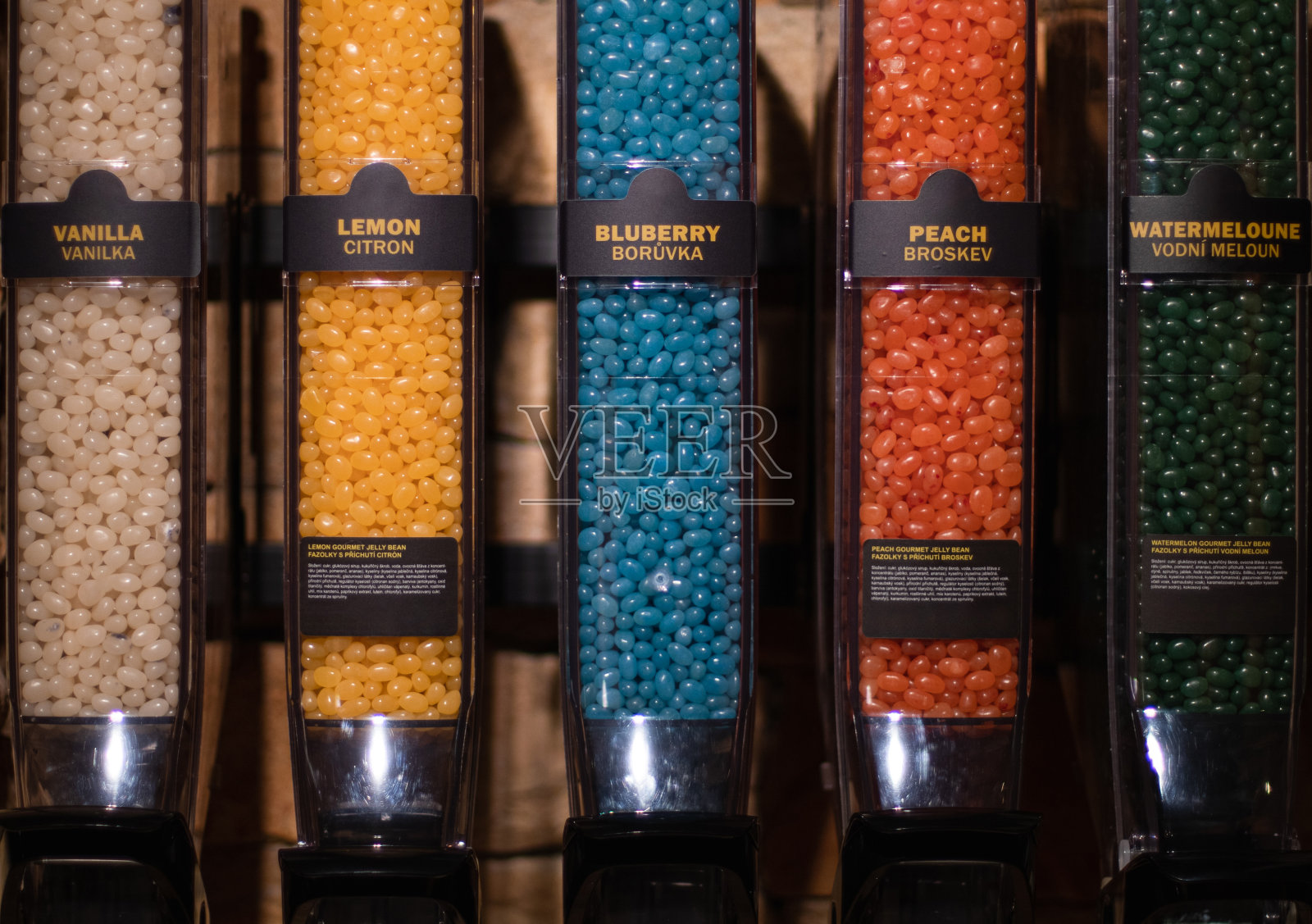 在商店里有糖果分发机的组织者。照片摄影图片