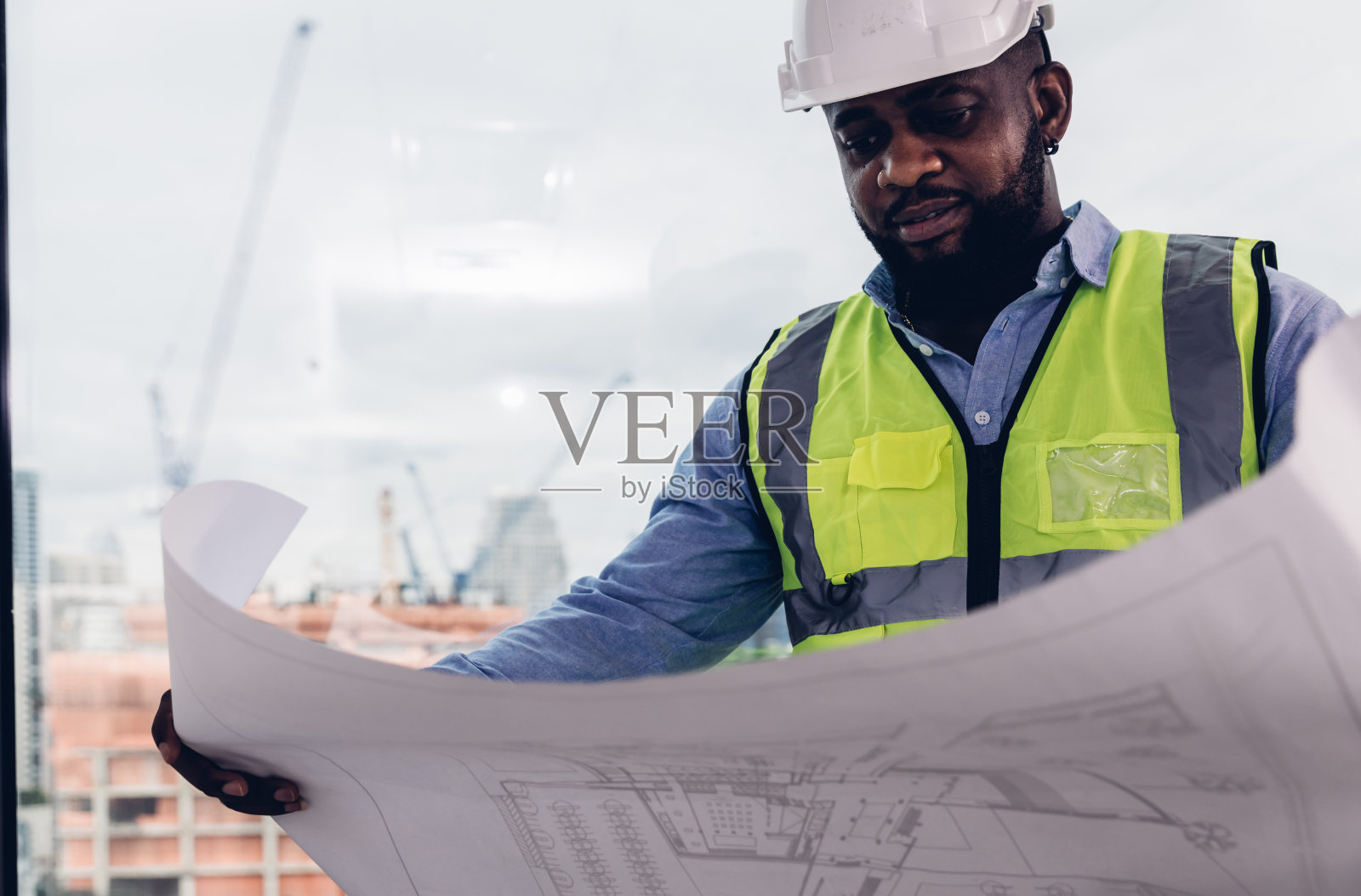 与工程师一起在施工现场起草建筑图纸。工程师在现场工作。工程师拜访并检查现场工程师。督察工程师在现场检查和工作。照片摄影图片