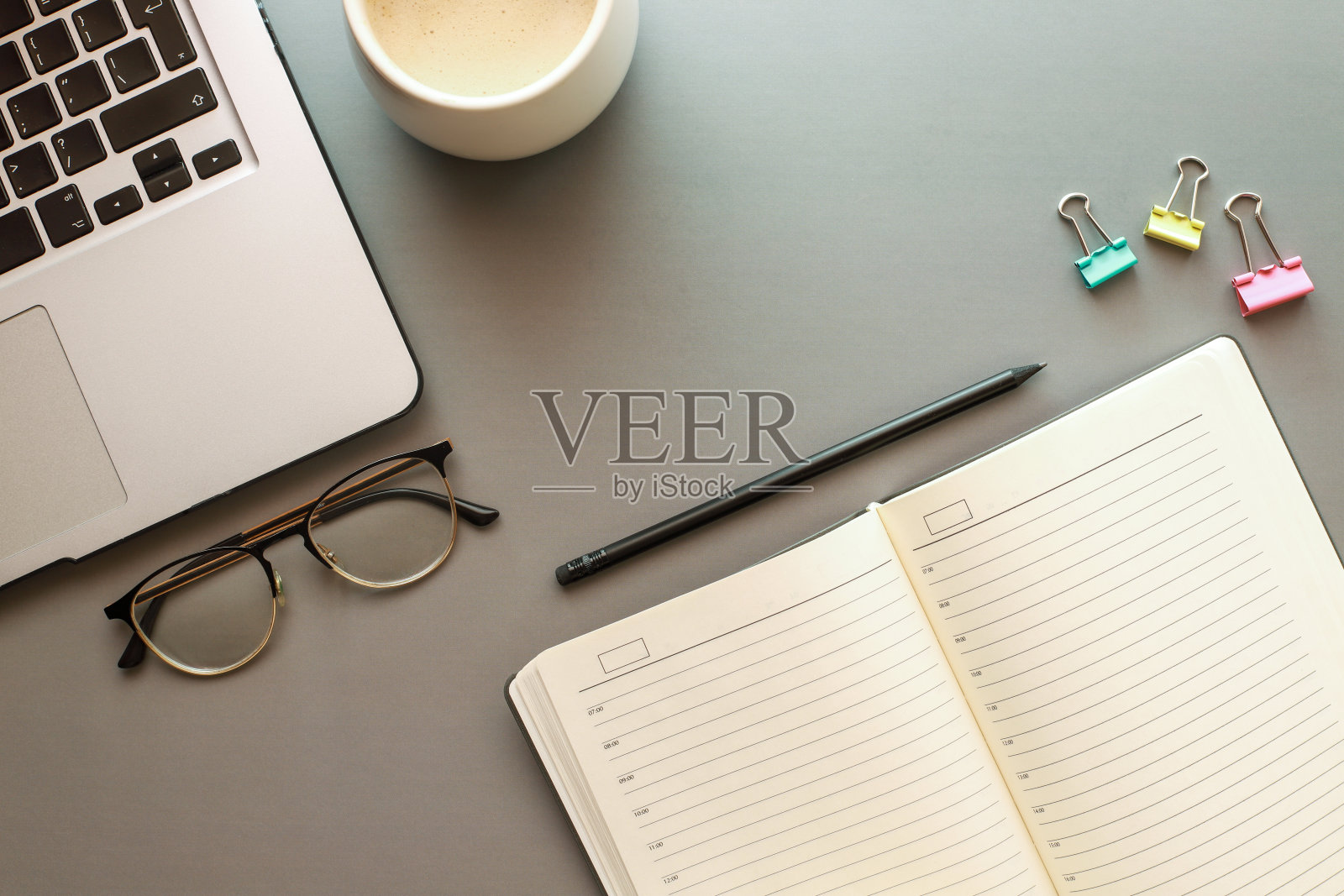 日记本平摊在桌上照片摄影图片