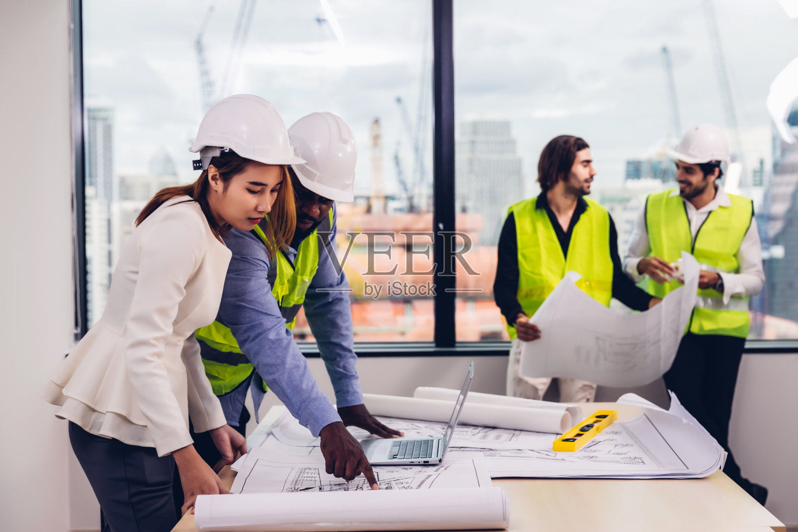 与工程师一起在施工现场起草建筑图纸。工程师在现场工作。工程师拜访并检查现场工程师。督察工程师在现场检查和工作。照片摄影图片