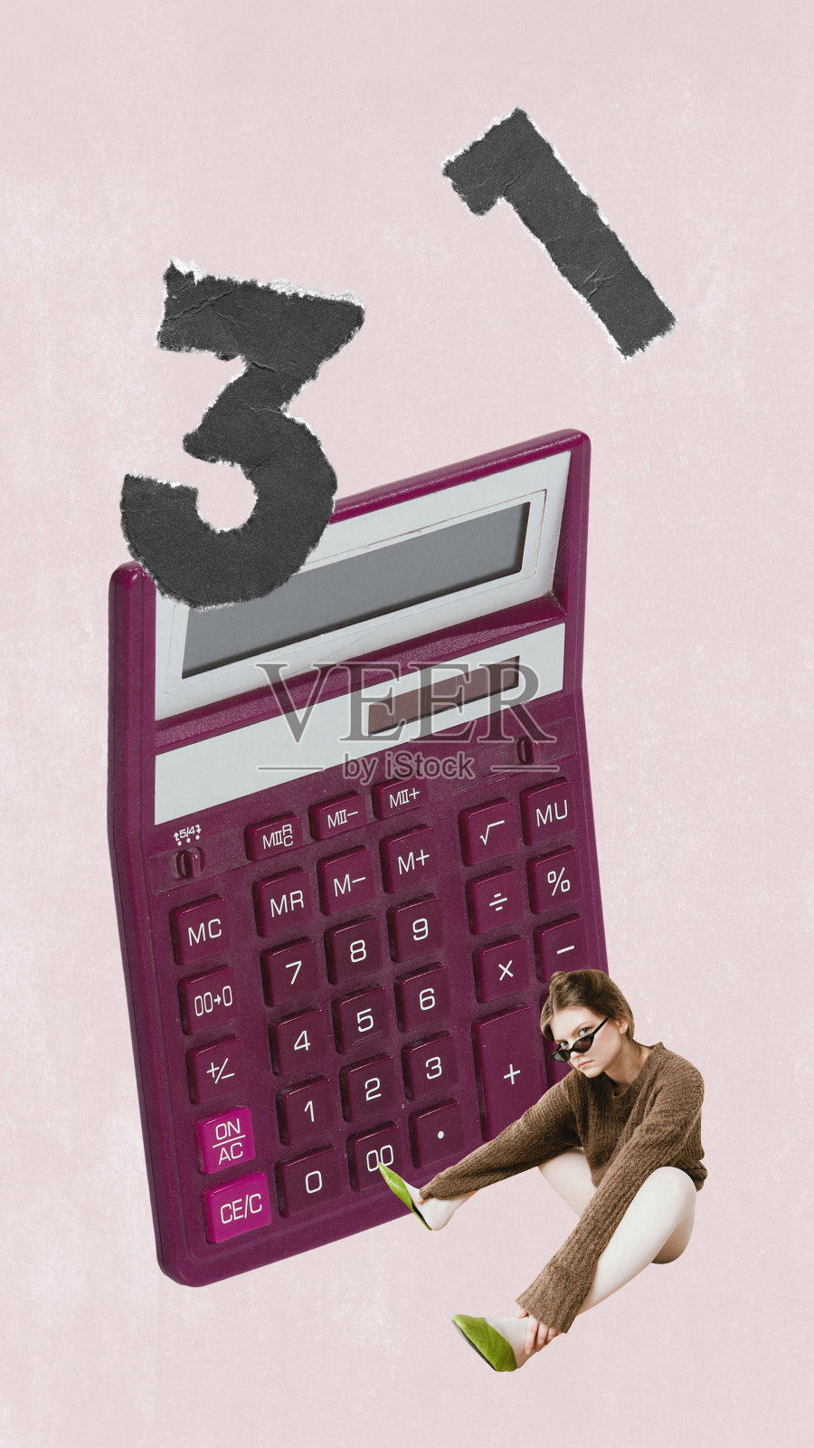 关于坐在计算器旁边的奇怪年轻女子的创意拼贴画。商业概念，金融，工人，超现实主义，女商人，工作照片摄影图片