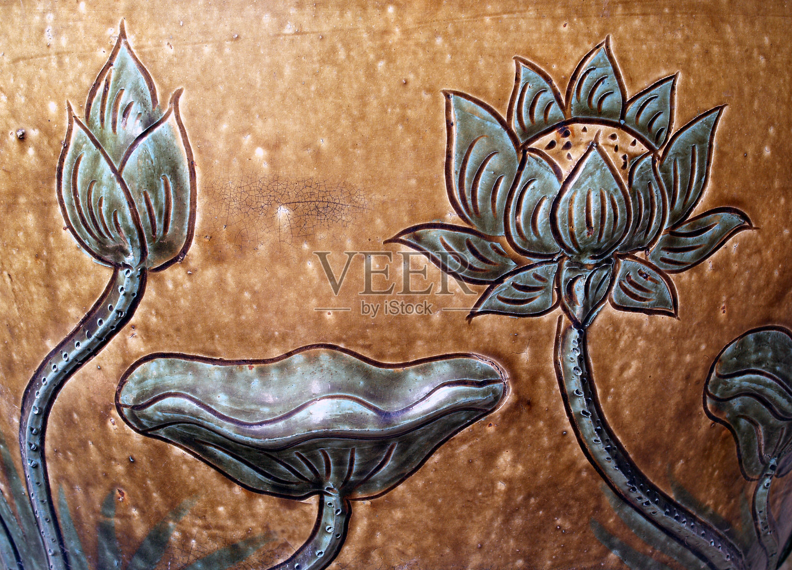 特写陶瓷陶艺浅浮雕或低浮雕雕刻莲花或睡莲形状照片摄影图片