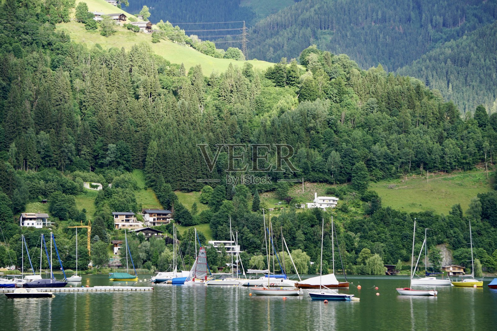 泽尔湖(德语:Zeller See;意大利语:Lago di Zell)是奥地利阿尔卑斯山的一个小淡水湖。它的名字来自泽尔安西市，它位于一个伸入湖中的小三角洲上。照片摄影图片