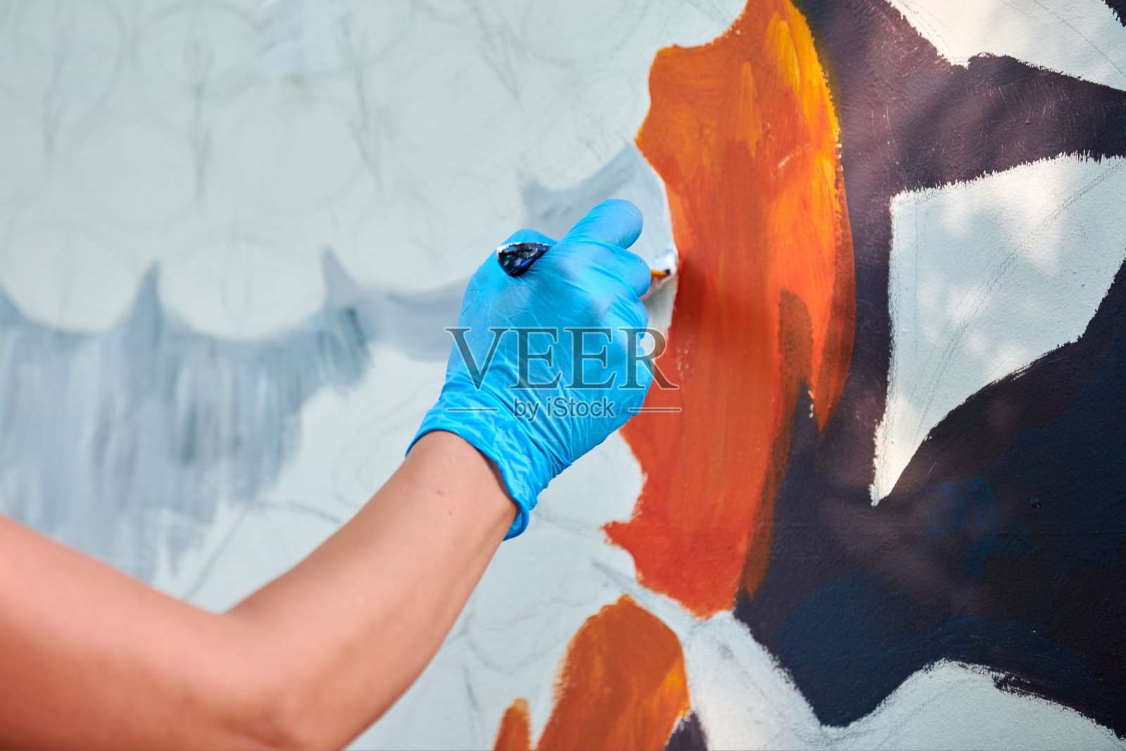 女艺术家手持画笔在画布上绘制抽象的超现实图像照片摄影图片