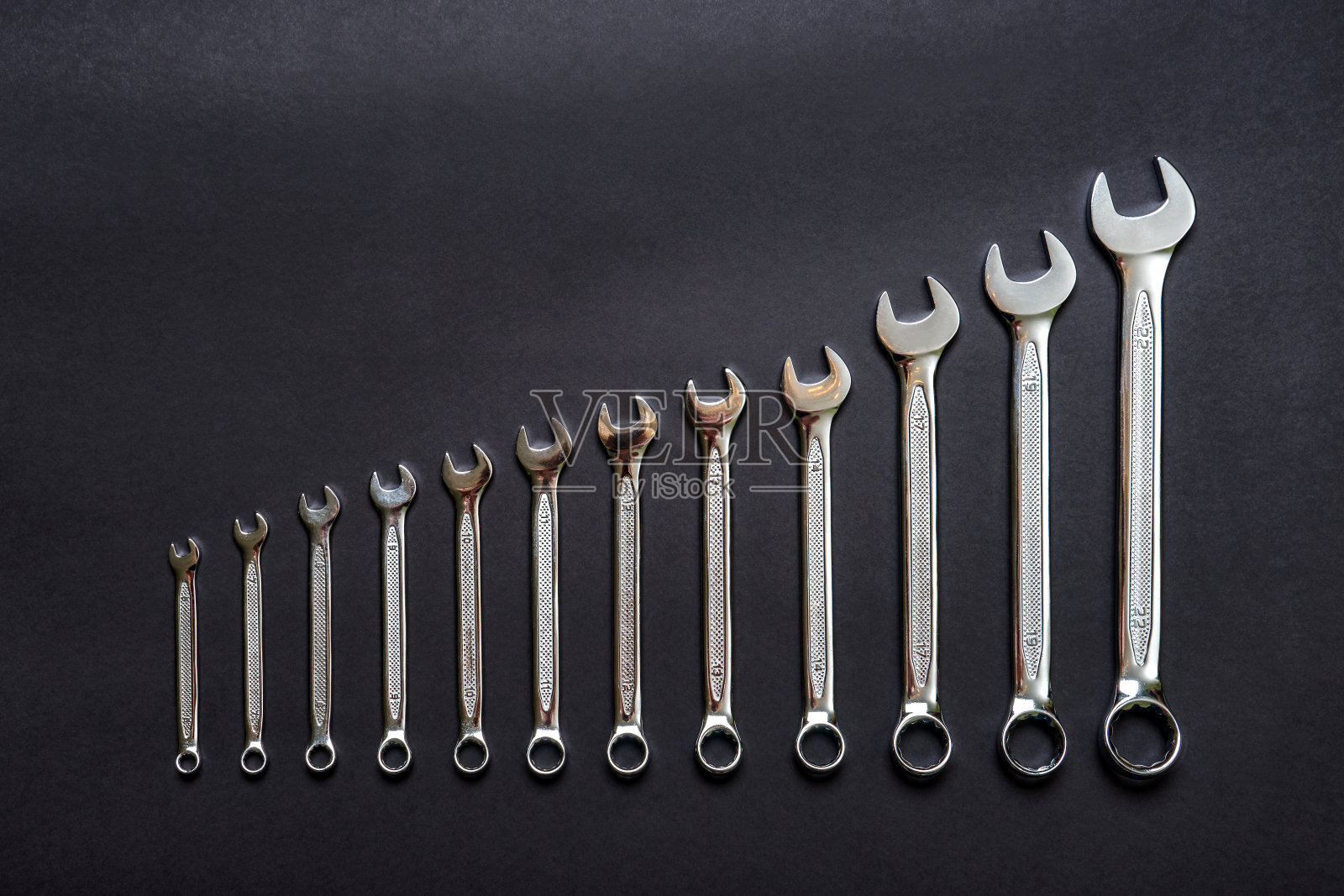 一套黑色背景的扳手。扭力扳手的工具。技术修理，设备机械维修，劳动还是父亲节的概念。平铺，俯视图，复制空间照片摄影图片