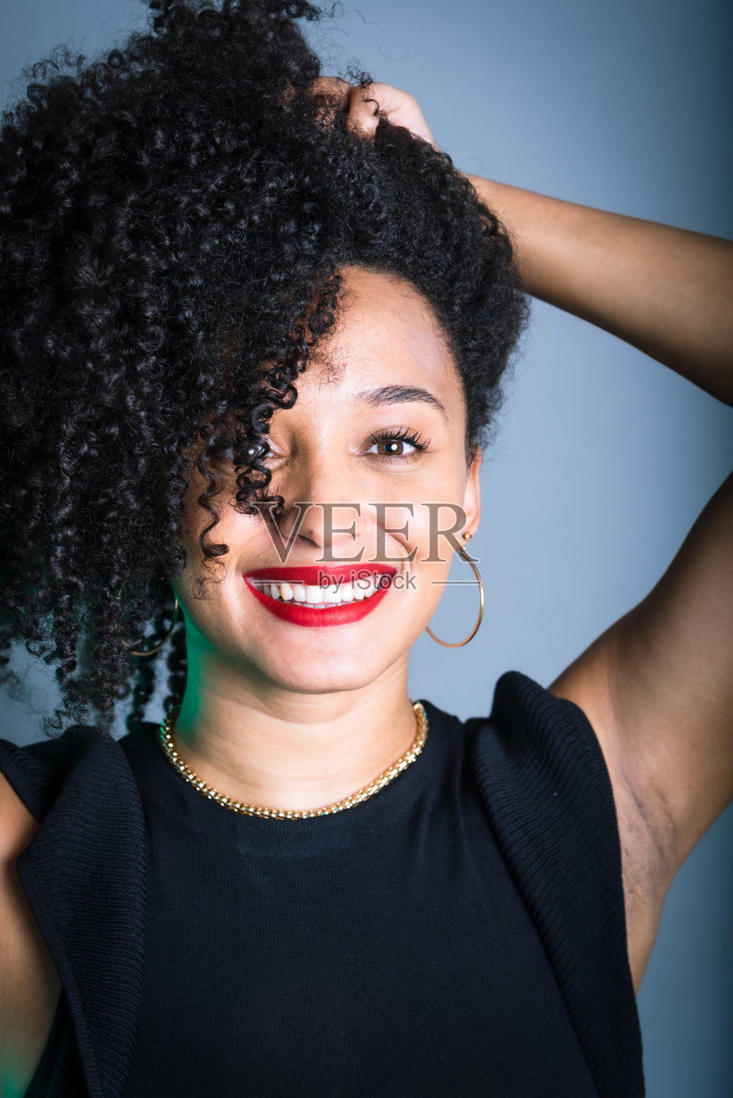 漂亮的年轻女子，黑发，面带微笑，看着镜头。照片摄影图片