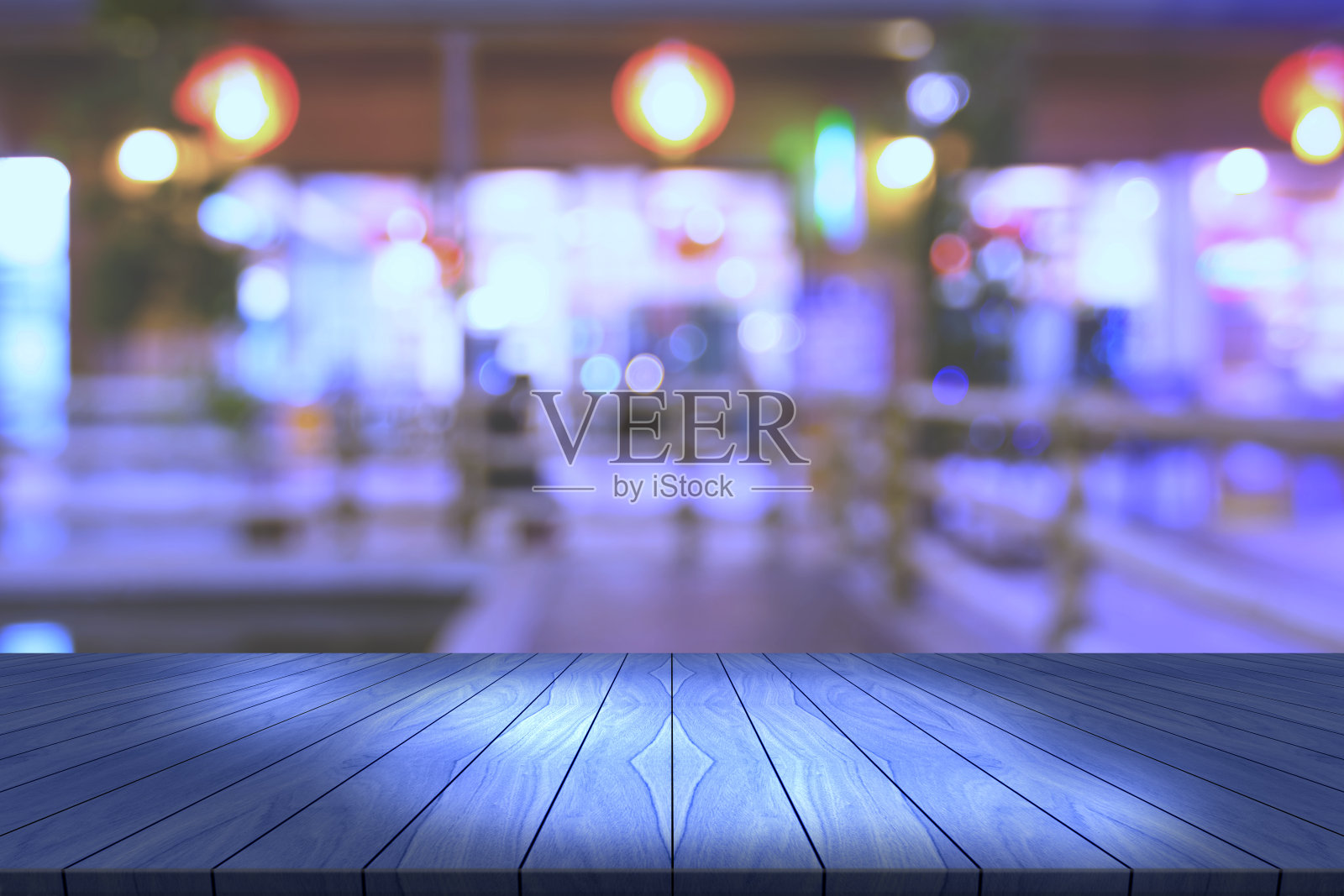 顶部的桌子与模糊的餐厅背景照片摄影图片