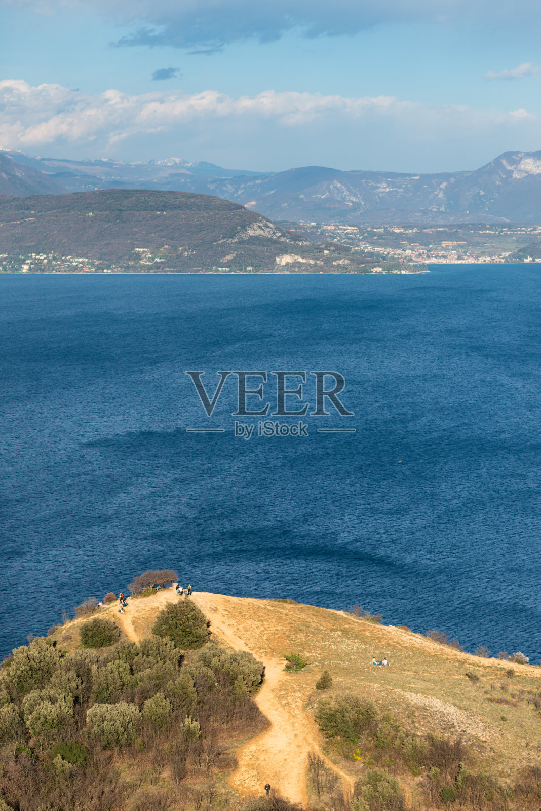 来自意大利Manerba的Rocca的Punta Sasso的视图照片摄影图片