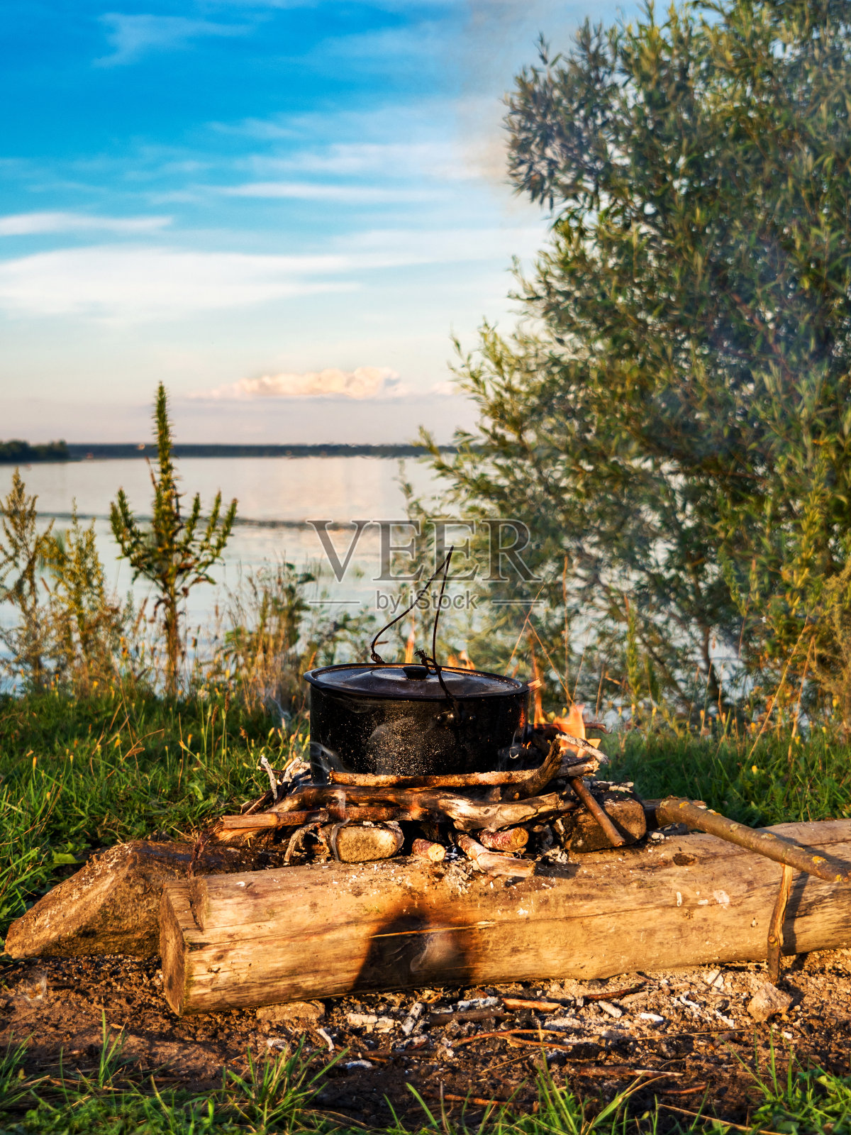 在河边的露营地做饭。Hikking照片摄影图片