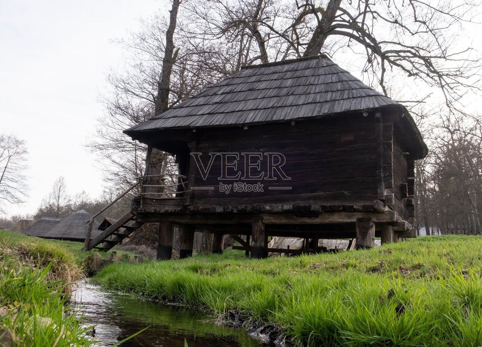 欧洲村庄里的老木屋照片摄影图片