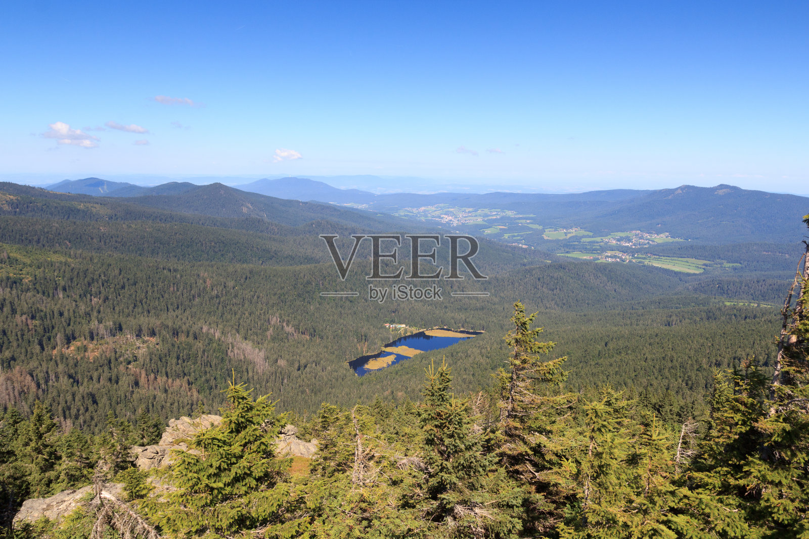 Panorama view of Bavarian Forest and lake Kleiner Arbersee seen from mountain Großer Arber, Germany照片摄影图片
