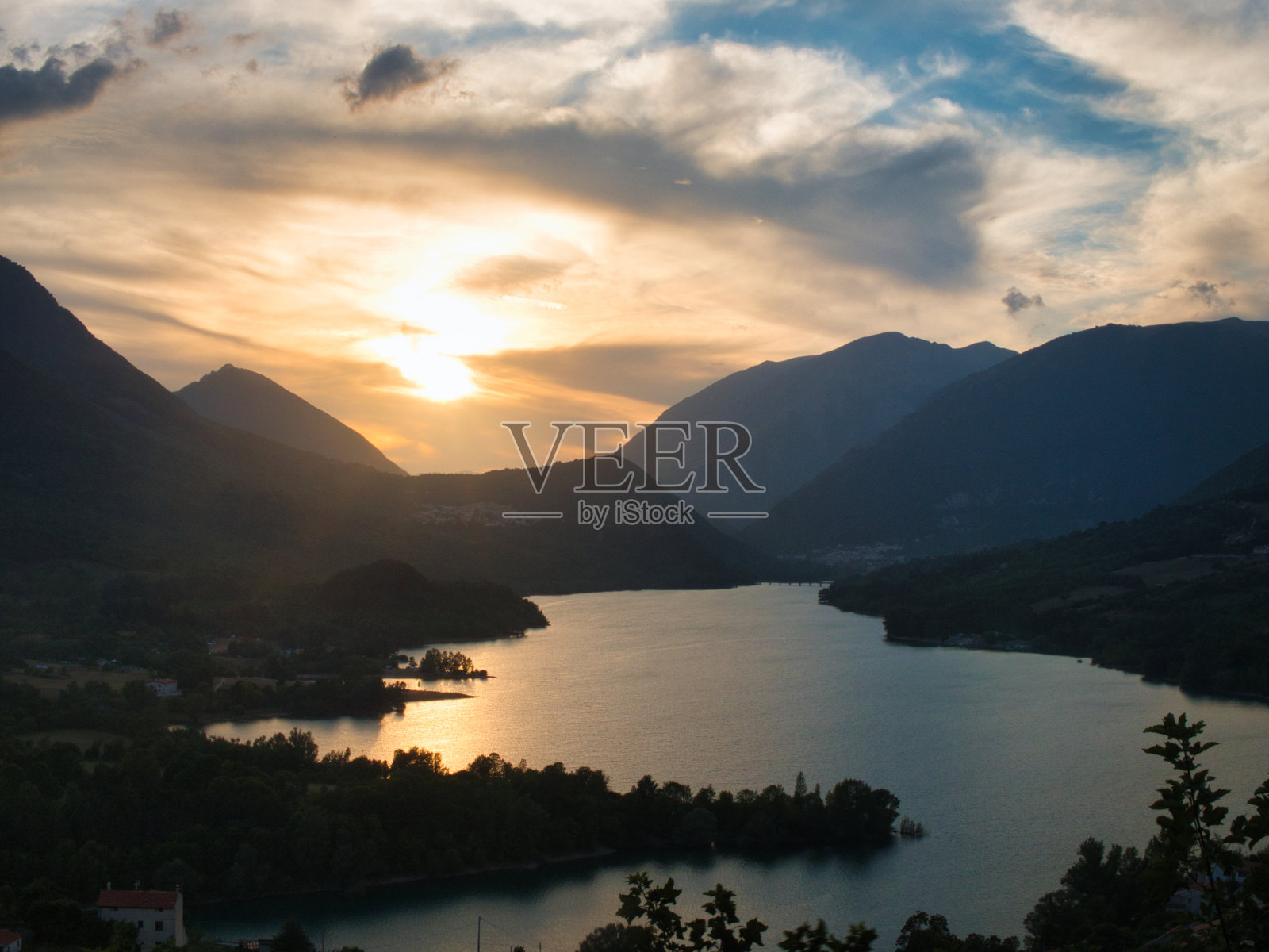 美丽多彩的日落在山上的湖照片摄影图片