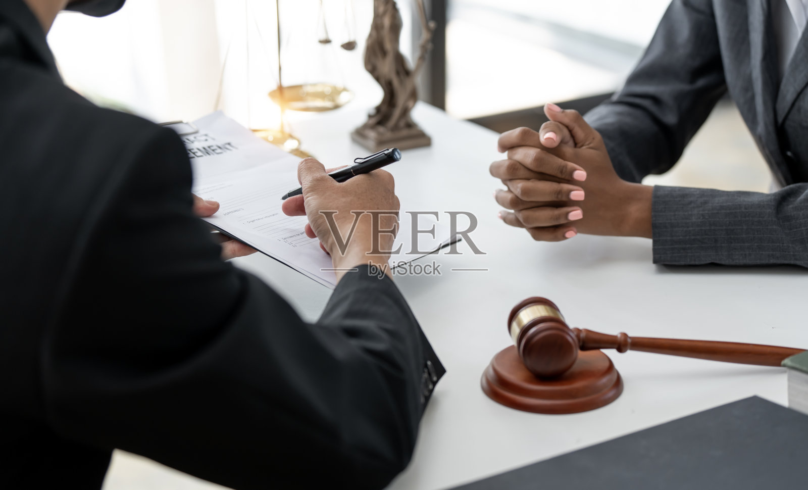 女商人与律师会见客户照片摄影图片