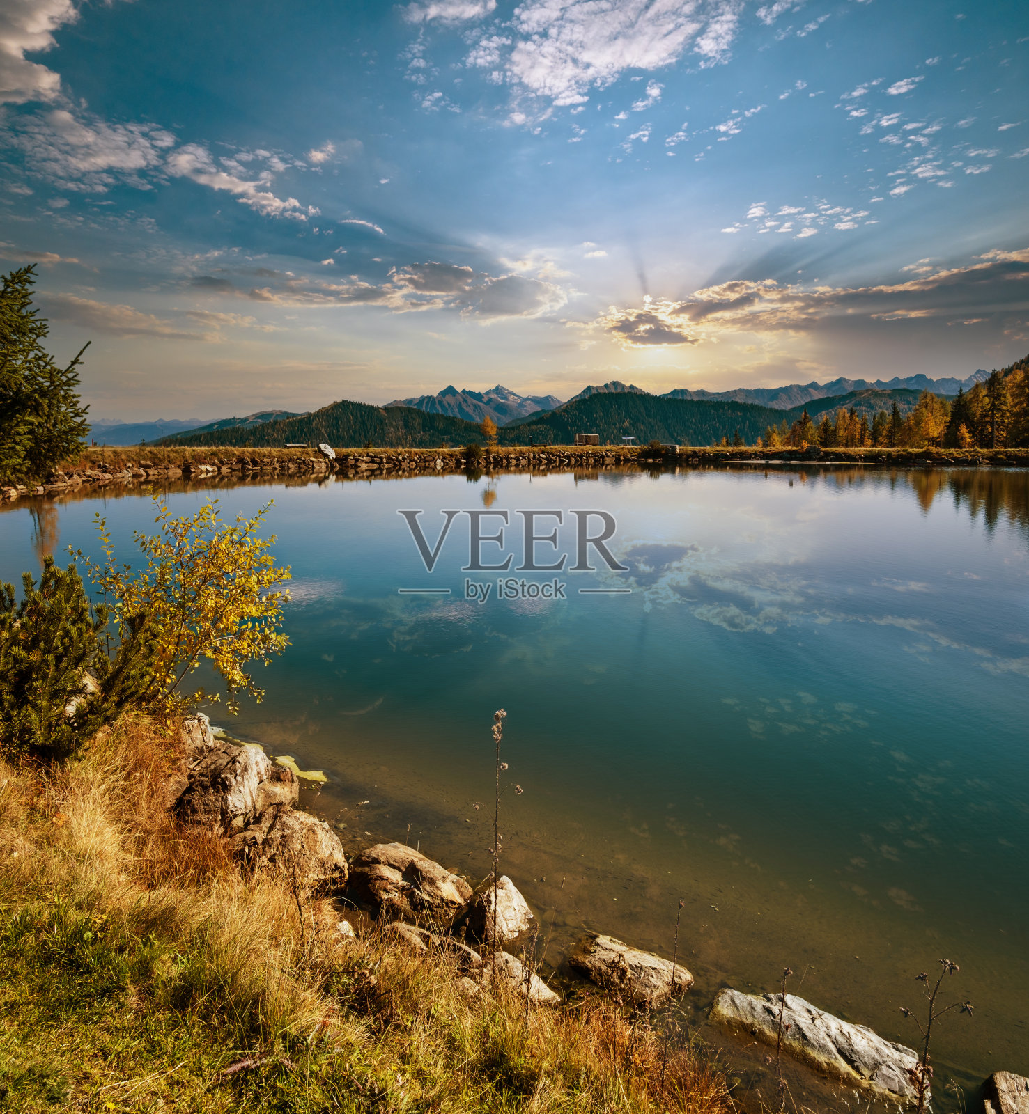 宁静的秋天，阿尔卑斯山山上的湖，清澈透明的水和倒影。奥地利施蒂尔马克的Reiteralm。照片摄影图片