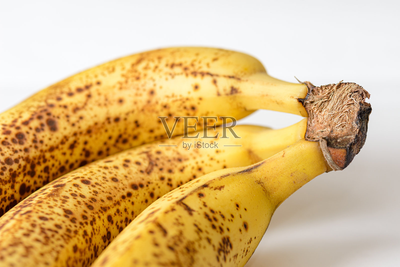 白色背景上一串成熟的香蕉照片摄影图片