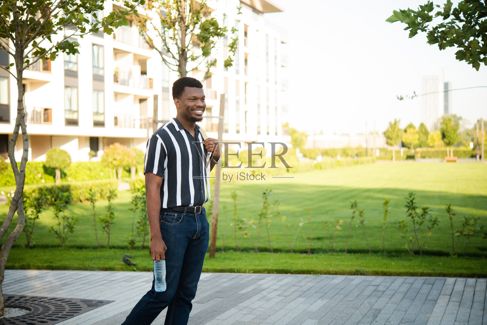 一个年轻的非裔美国人享受散步的肖像照片摄影图片