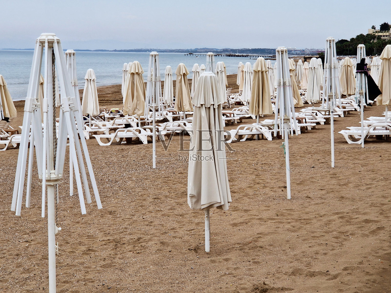 空旷的沙滩上有躺椅和遮阳伞照片摄影图片