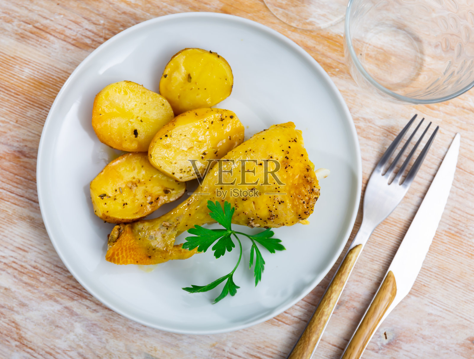 烤鸡腿配烤土豆和欧芹照片摄影图片