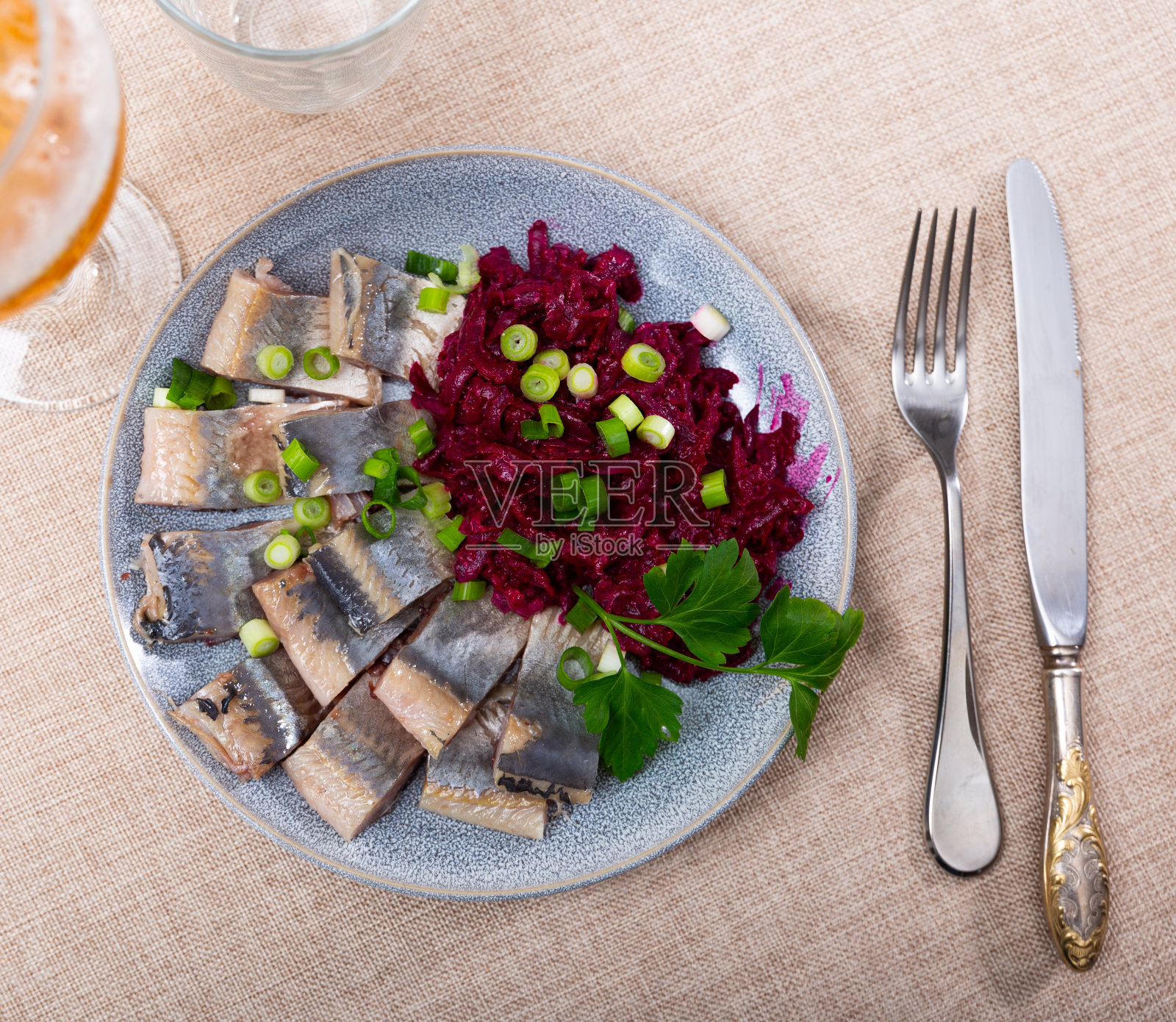 浅盐鲱鱼配甜菜，上碟照片摄影图片