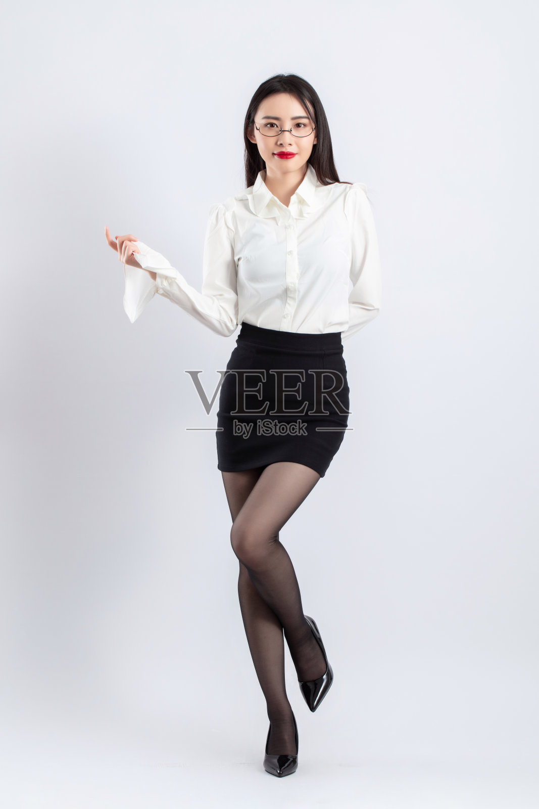 美丽的女模特在时装工作室摆姿势照片摄影图片