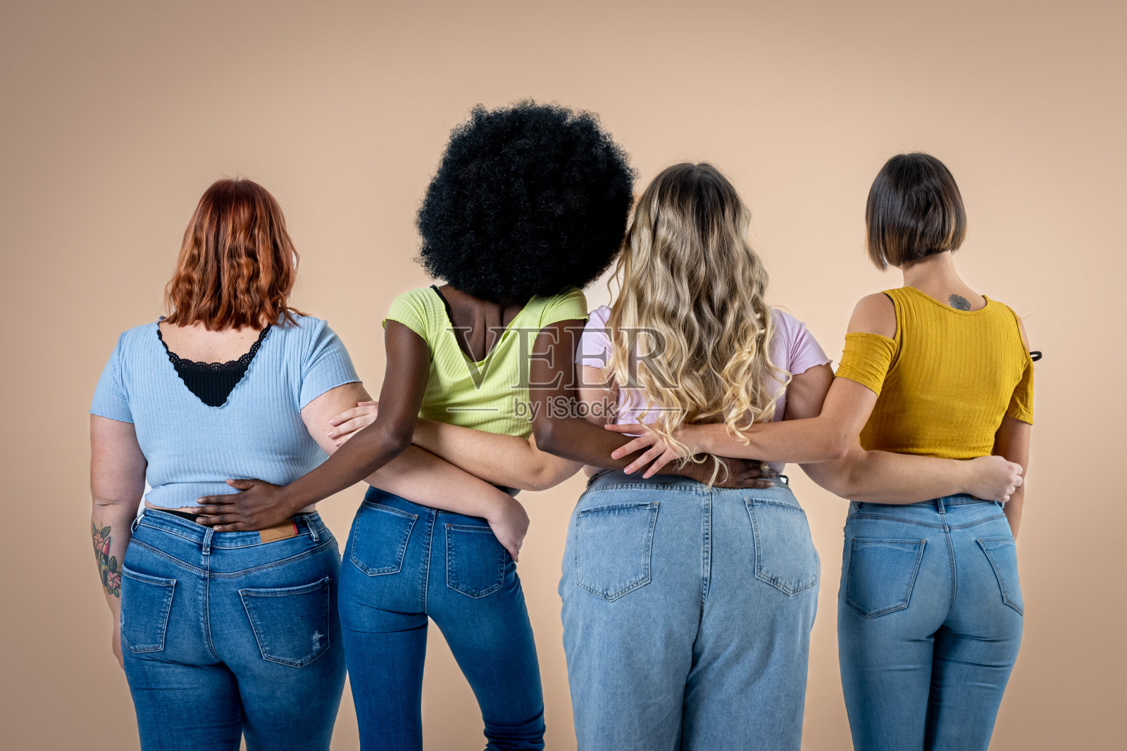 身体的积极和接受，多种族的快乐的女性群体与不同的身体和种族摆在一起，以显示女性的力量和力量，曲线，加上尺寸和瘦的那种女性身体的概念照片摄影图片