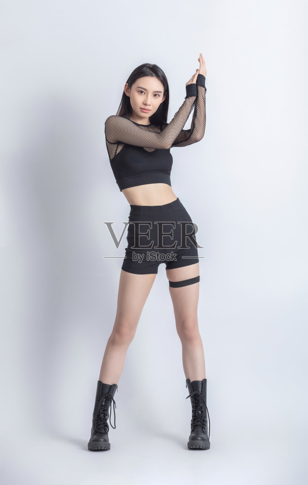 美丽的女模特在时装工作室摆姿势照片摄影图片