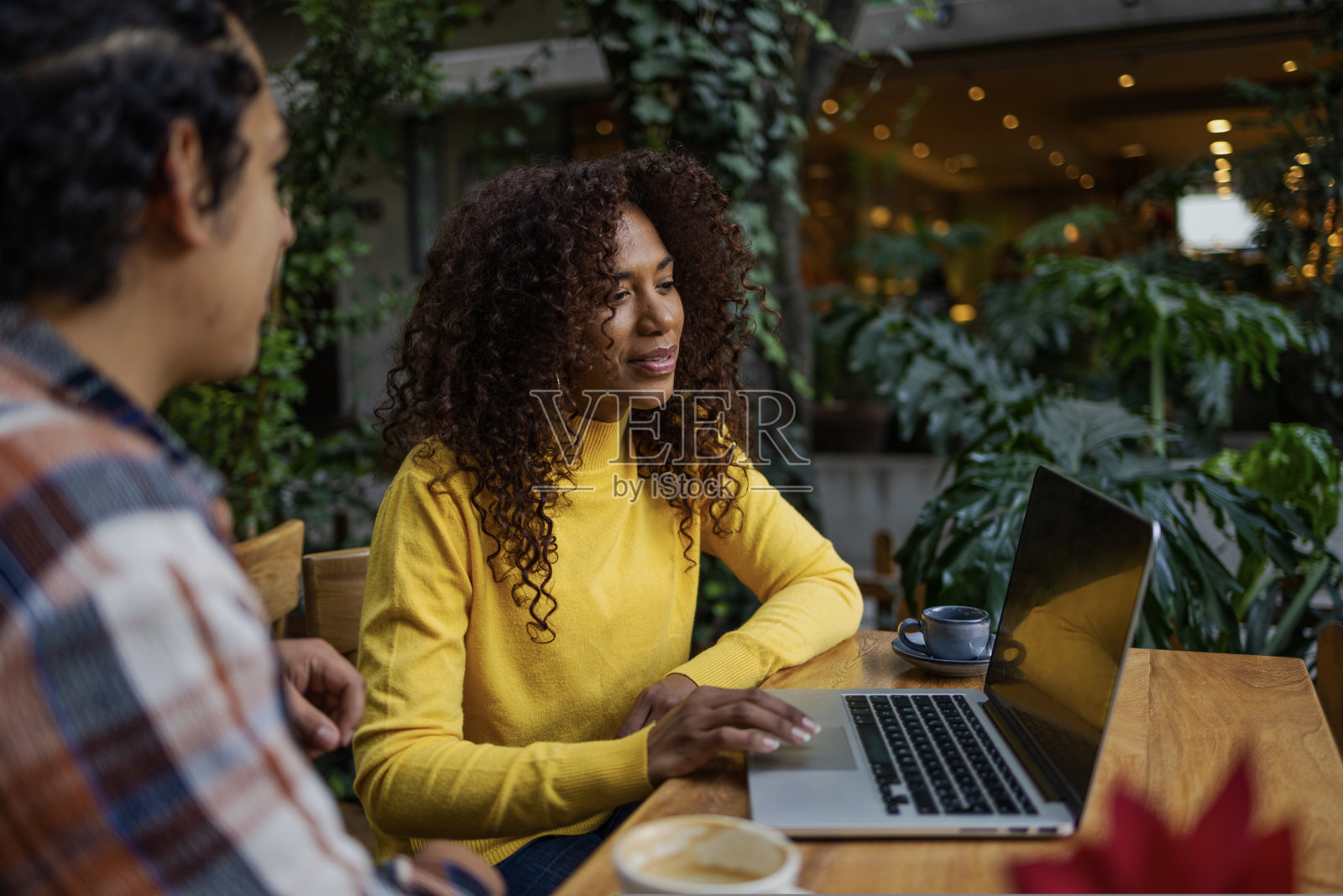 有魅力的年轻多民族夫妇在户外玩笔记本电脑照片摄影图片