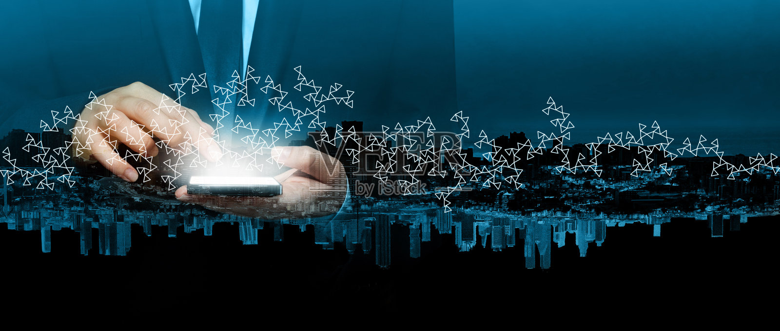 商务人士手持智能手机，屏幕上的灯光映衬着城市的背景。通信，技术，物联网，互联网，全球，网络，未来概念照片摄影图片