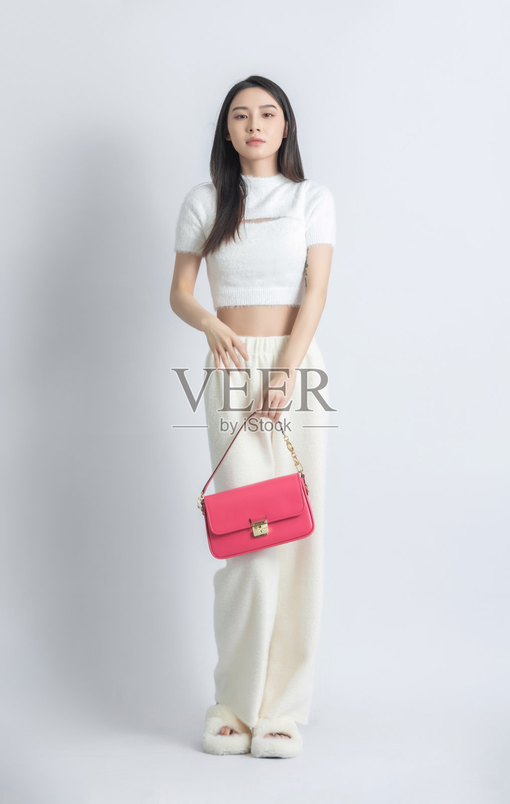 美丽的女模特在时装工作室摆姿势照片摄影图片