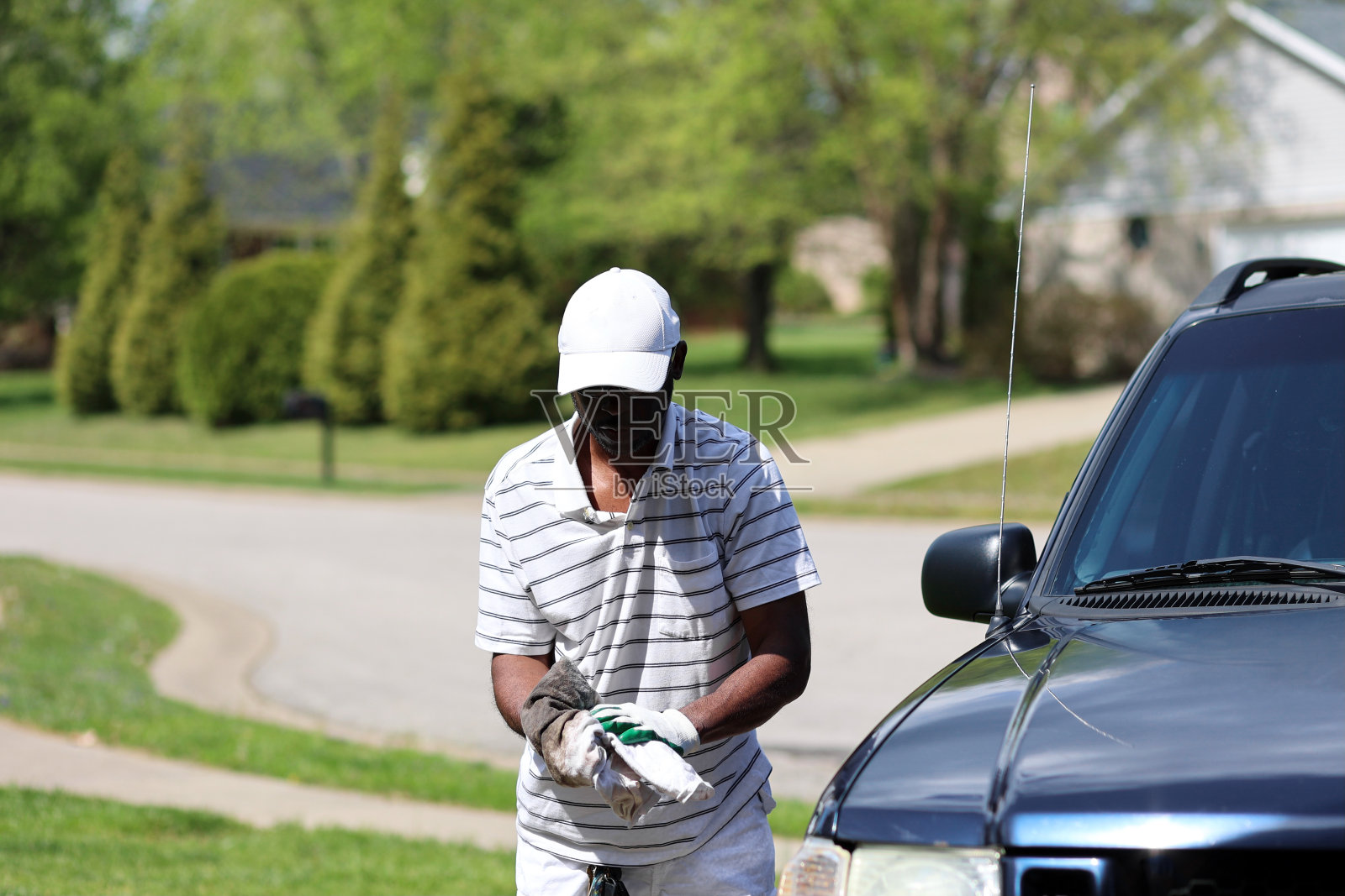 一幅黑人男子清洗汽车的画像照片摄影图片