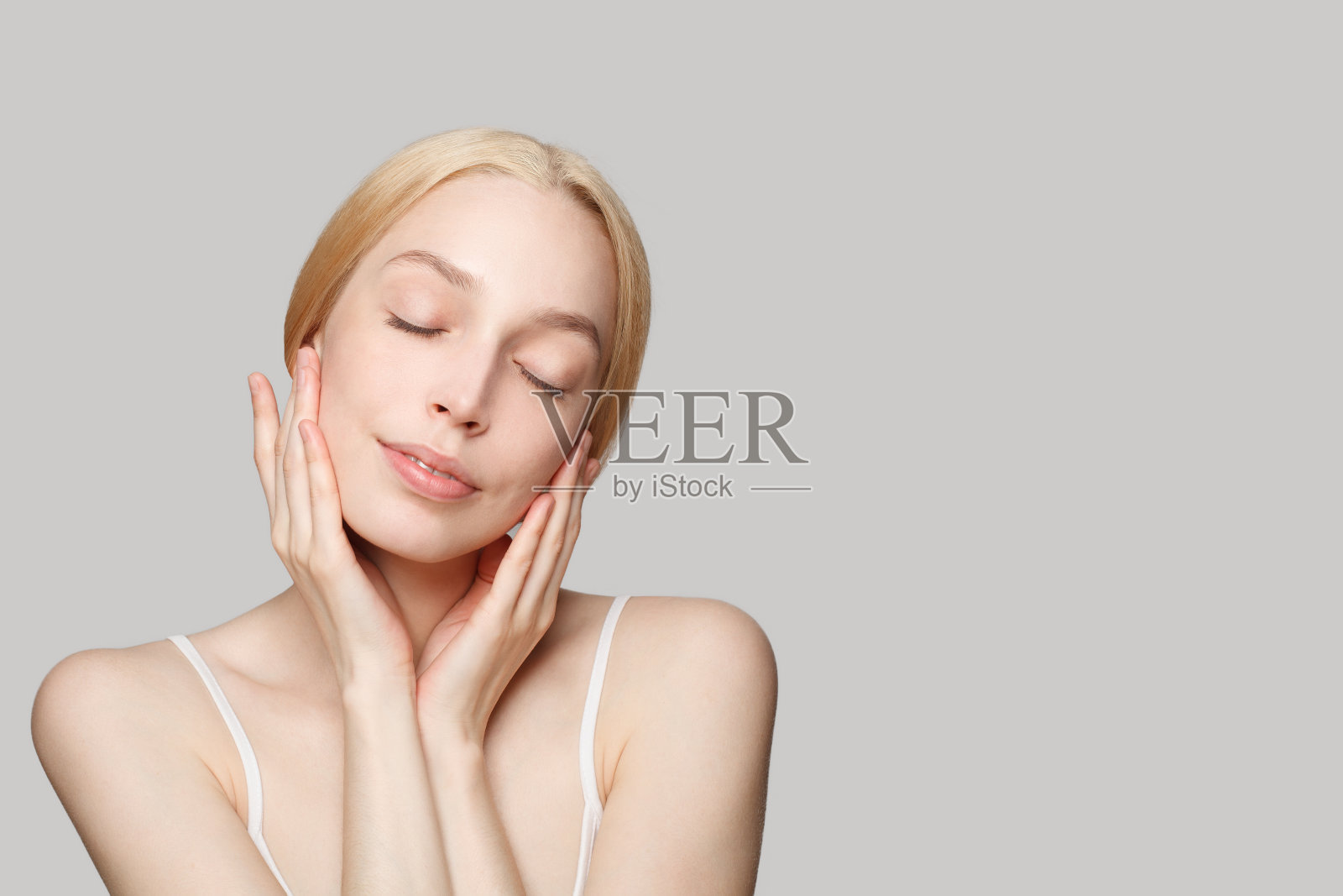 女性的脸。年轻女性，皮肤健康，光洁。闭上眼睛。面部护理，护肤和美容的概念照片摄影图片