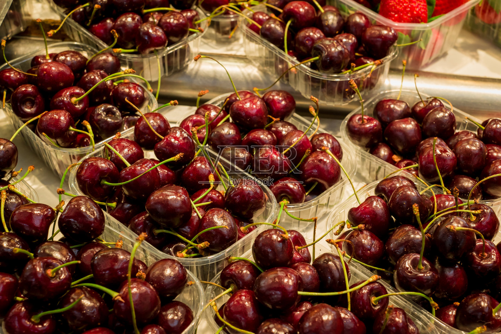 农贸市场里闪闪发光的樱桃照片摄影图片