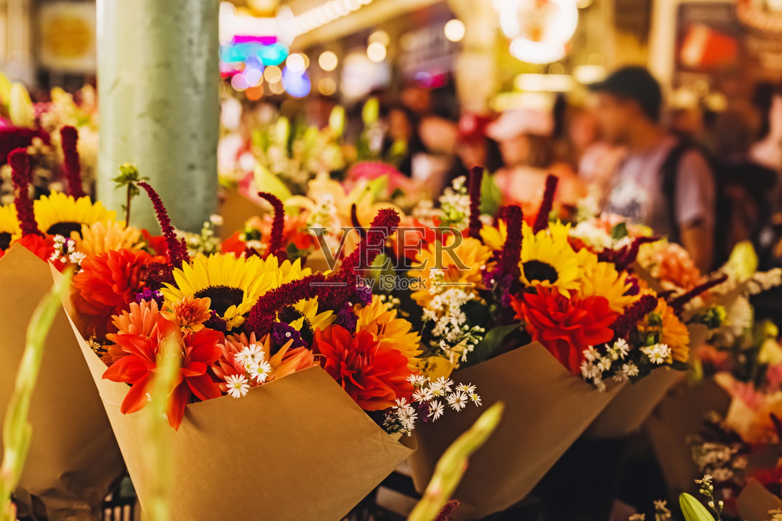 美丽的秋天花卉组合在市场上的特写。秋天的花照片摄影图片